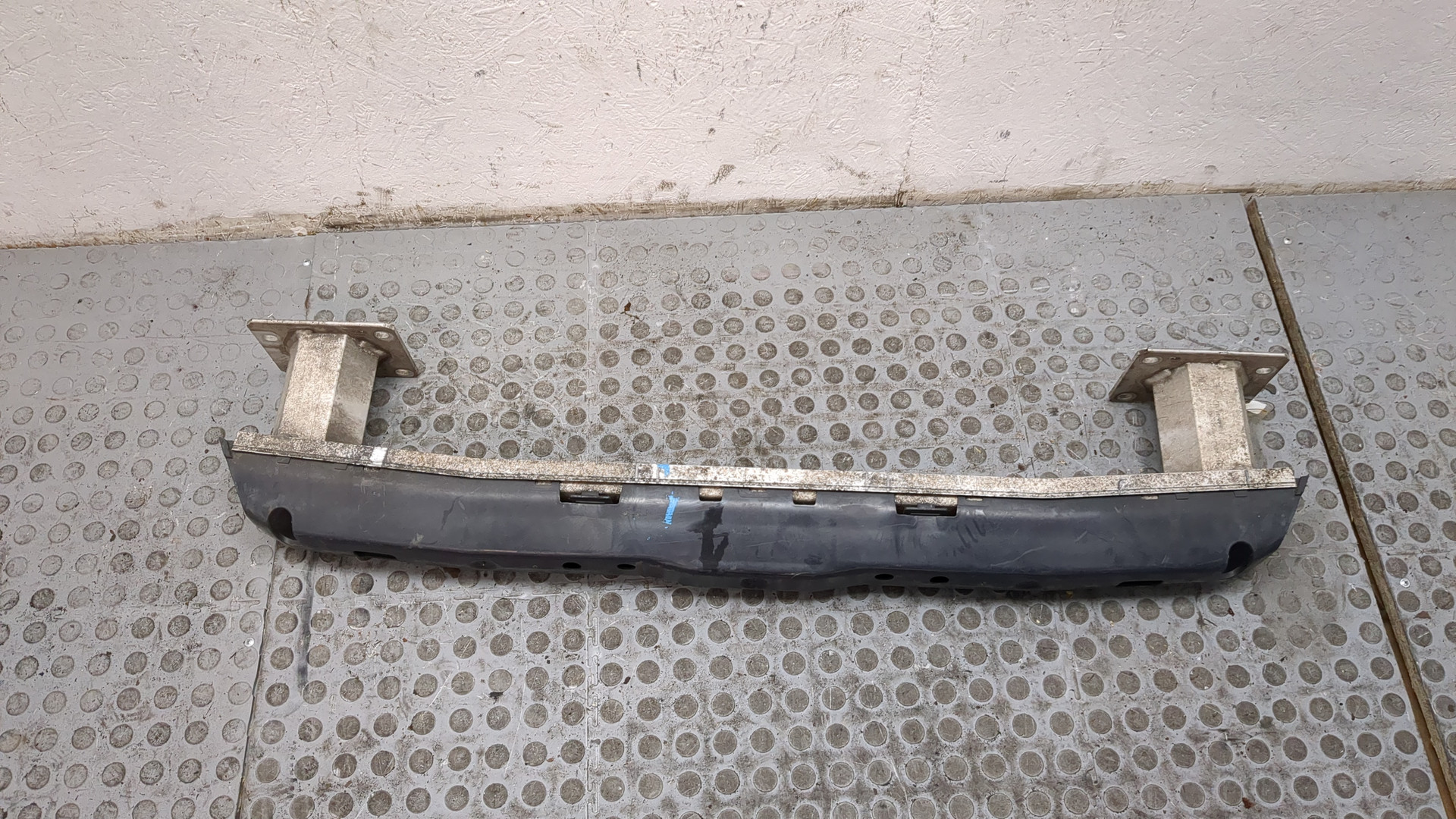 Усилитель переднего бампера