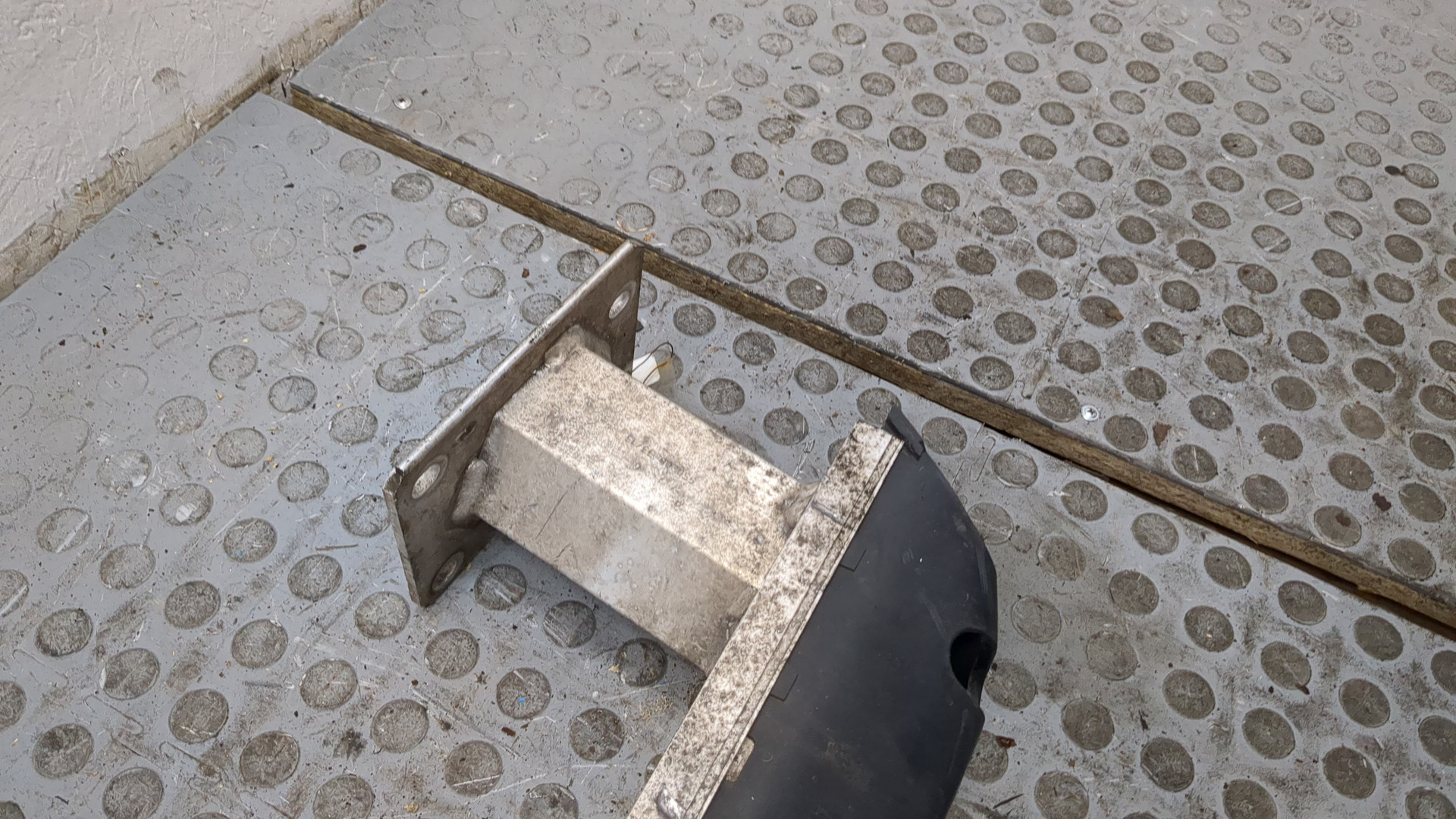 Усилитель переднего бампера