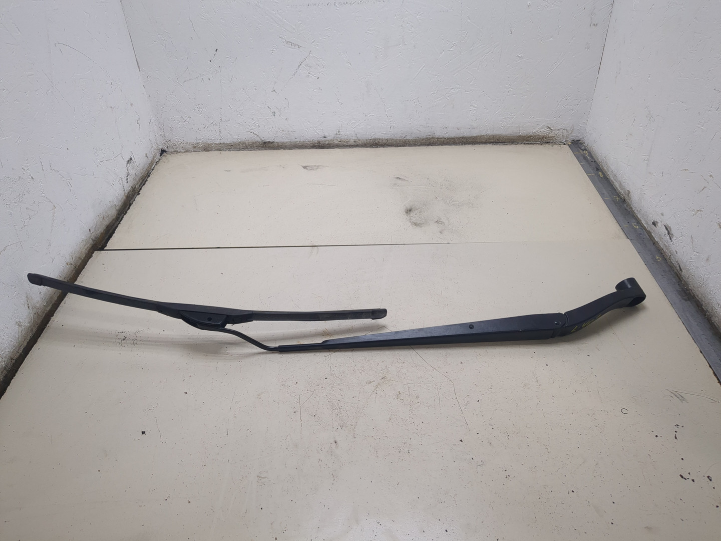 Поводок стеклоочистителя передний правый