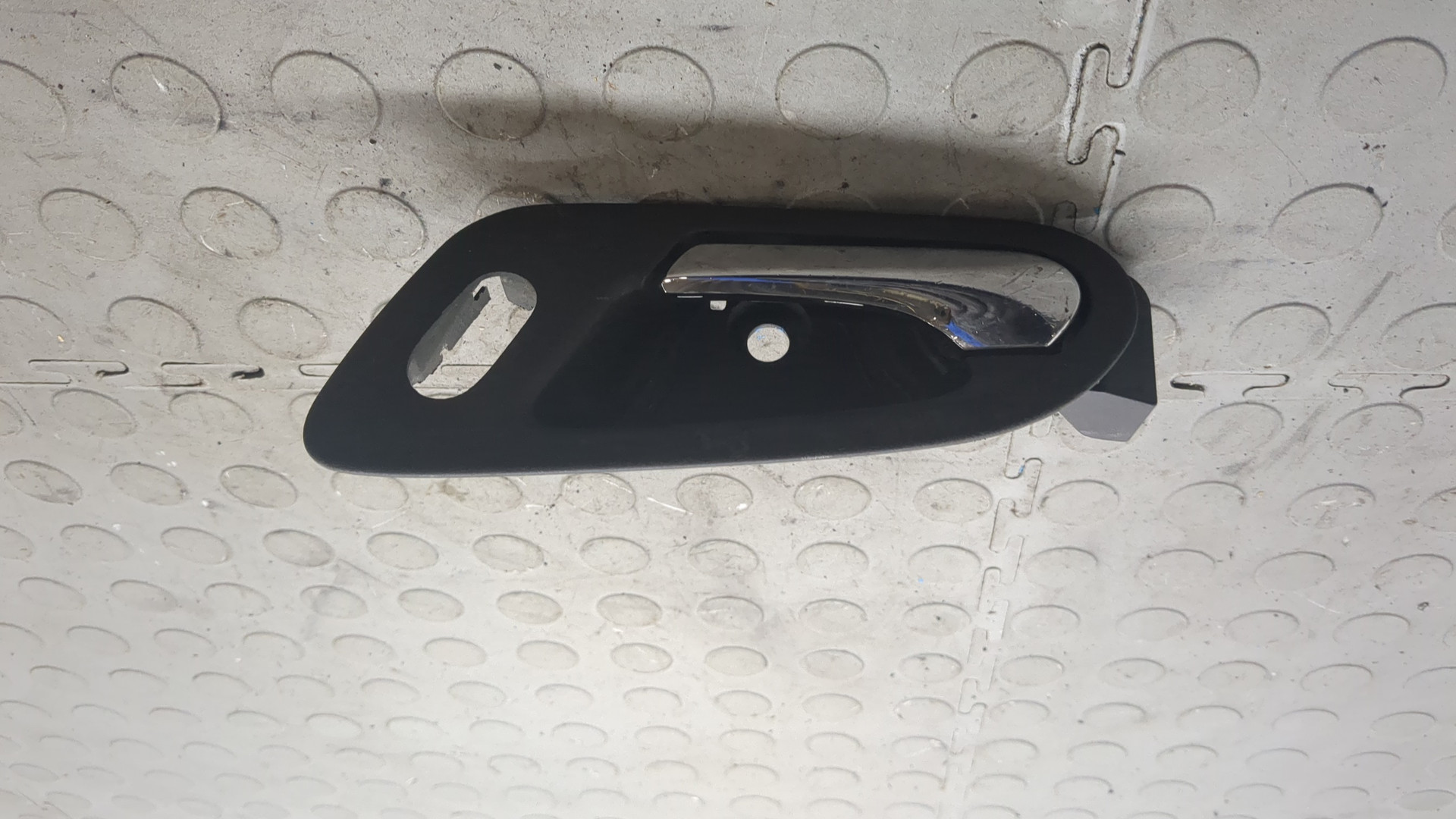 Ручка двери передней внутренняя левая