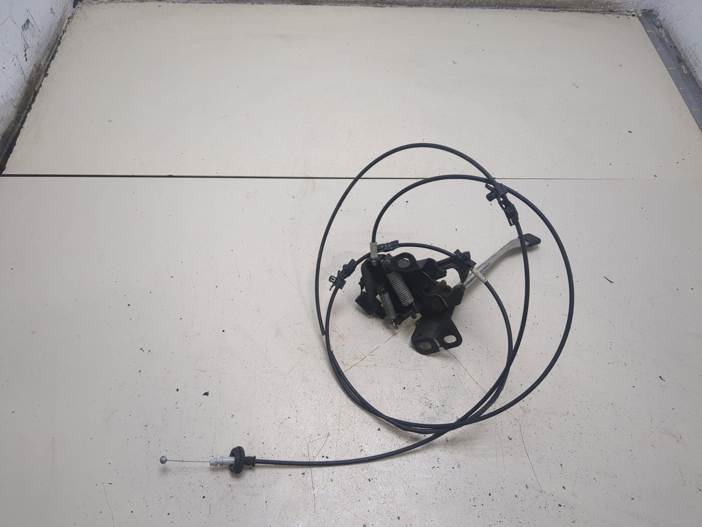 Замок капота