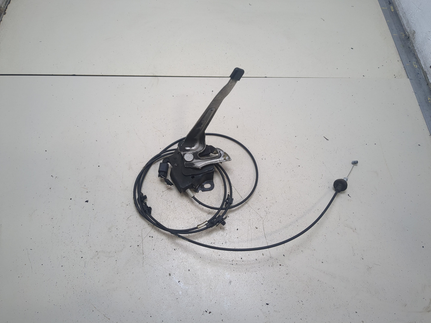 Замок капота