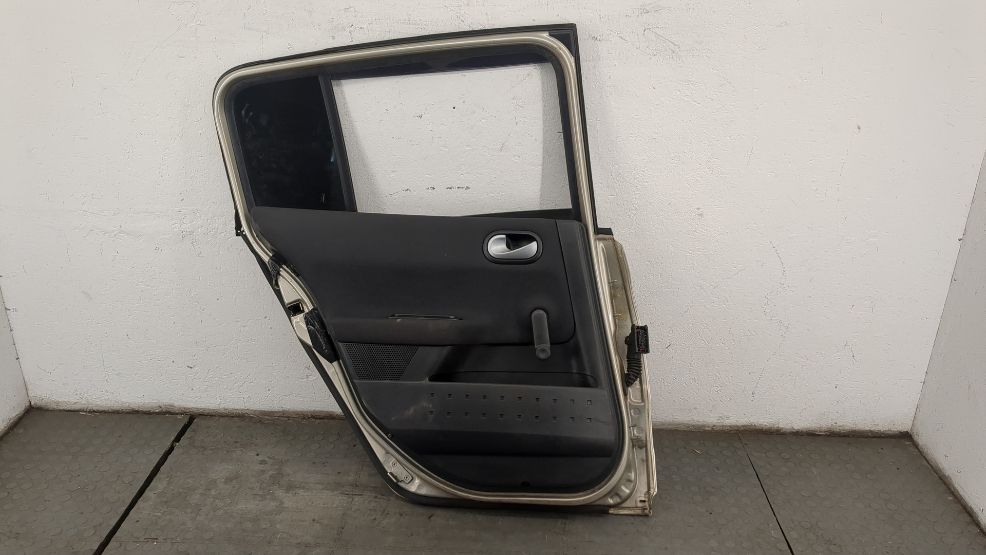 Дверь задняя левая