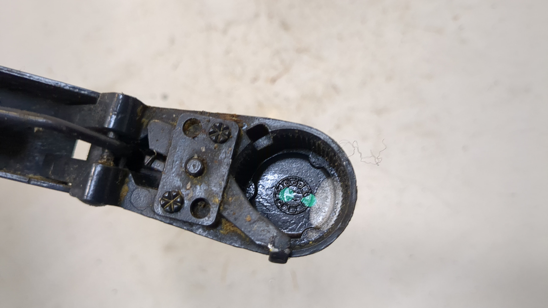 Поводок стеклоочистителя передний правый