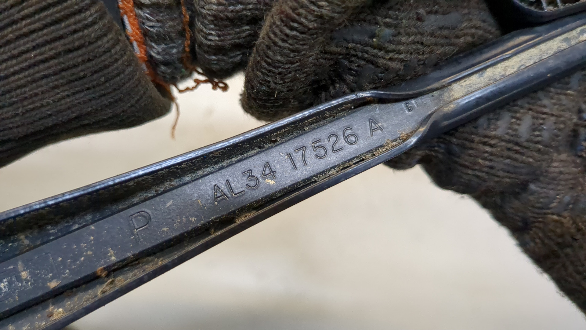 Поводок стеклоочистителя передний правый