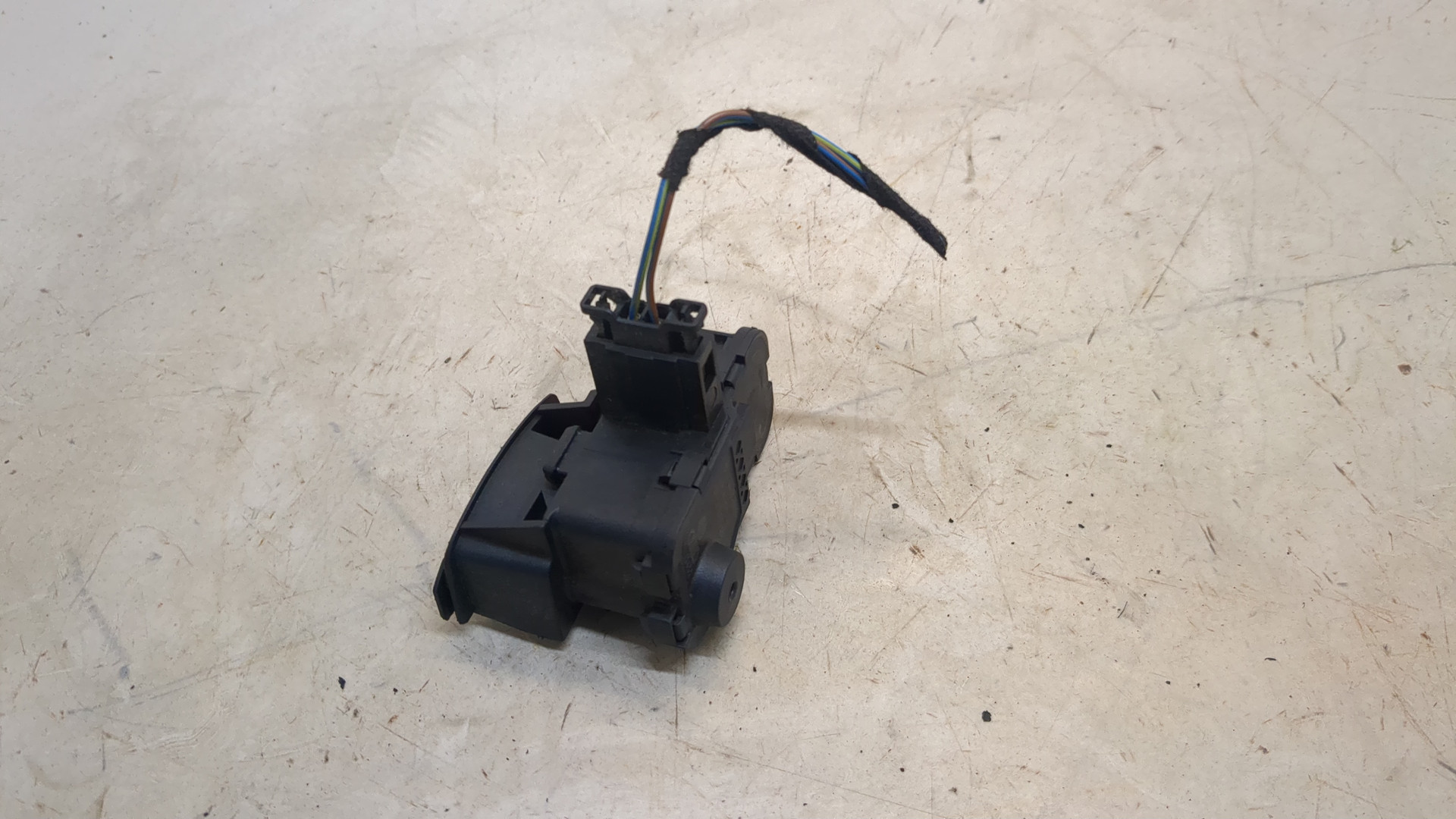 Активатор замка крышки бензобака