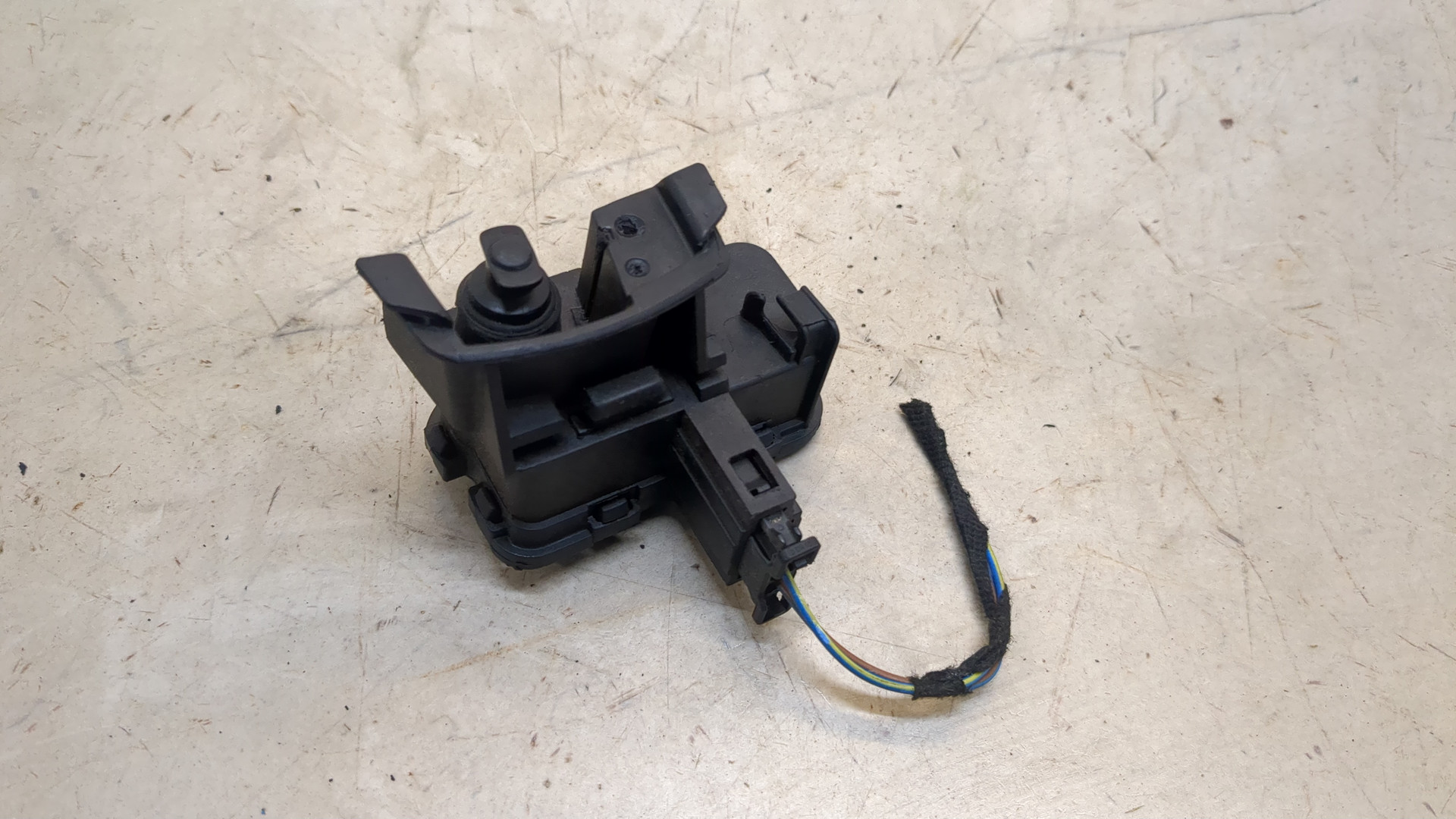 Активатор замка крышки бензобака