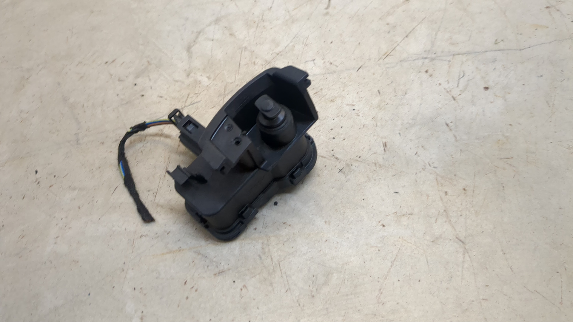 Активатор замка крышки бензобака