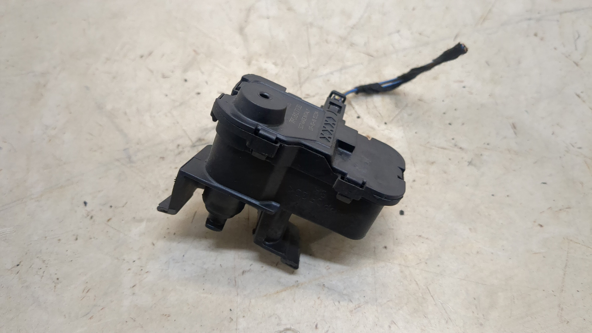 Активатор замка крышки бензобака