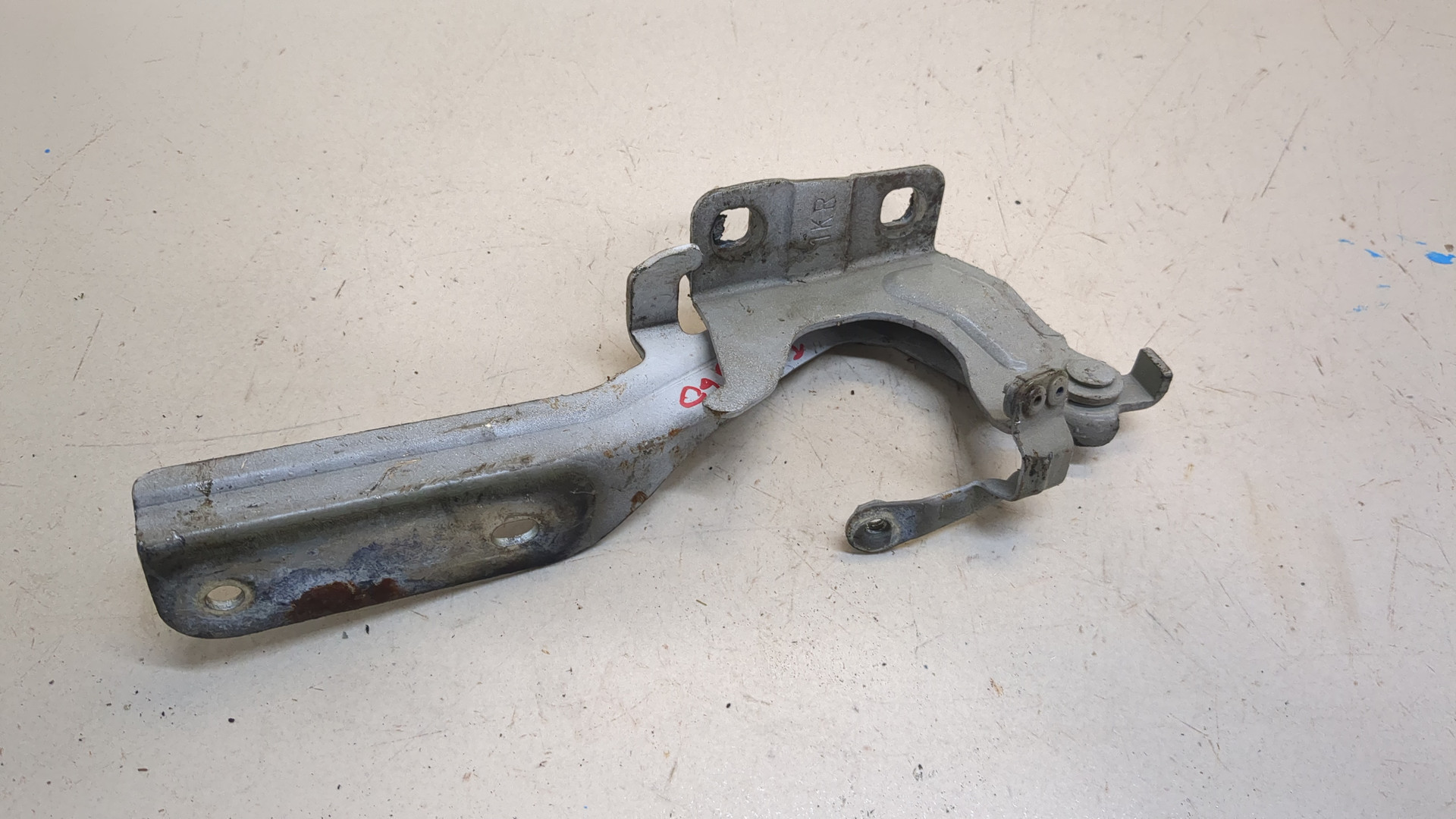 Петля капота правая