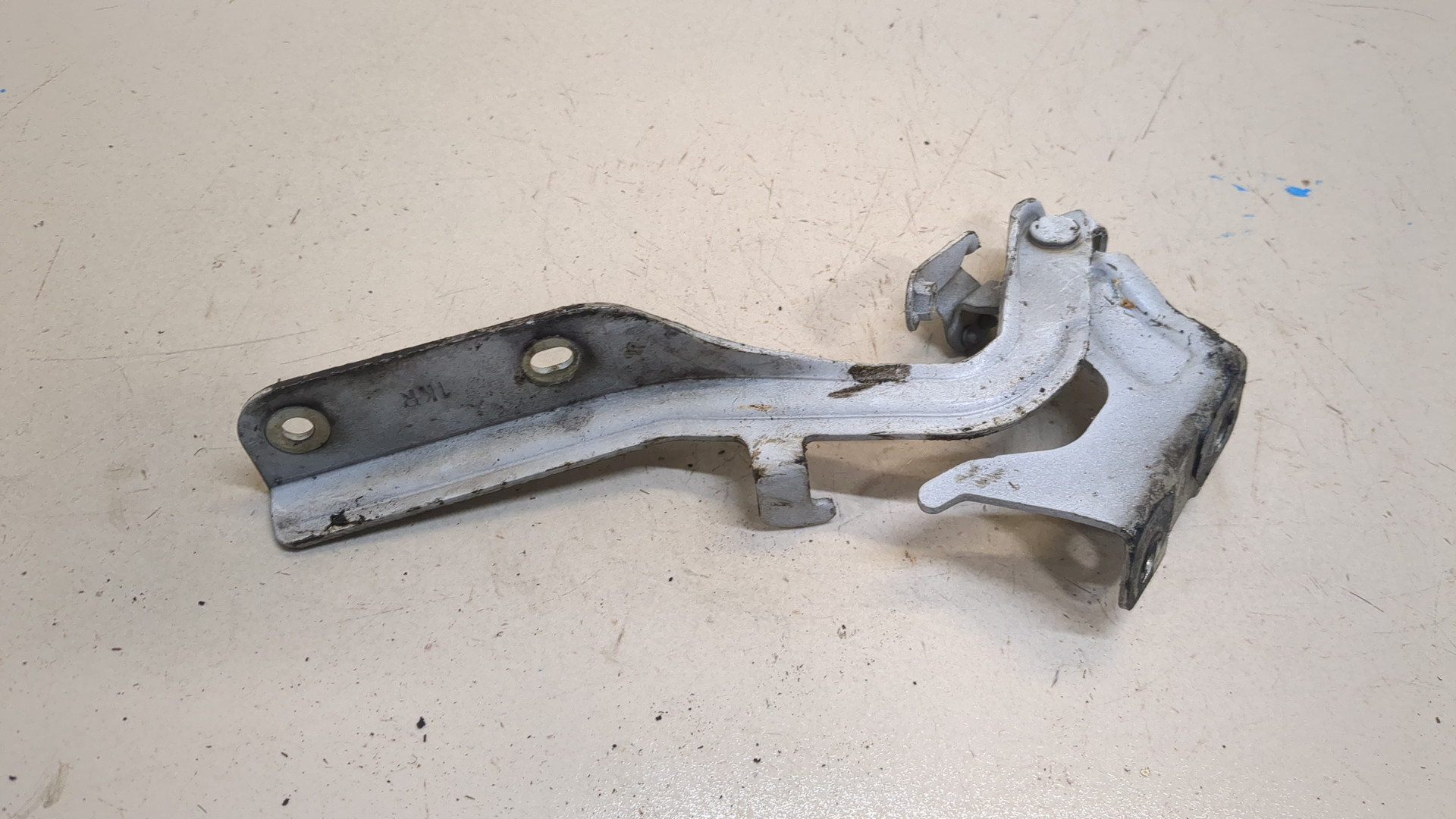 Петля капота правая