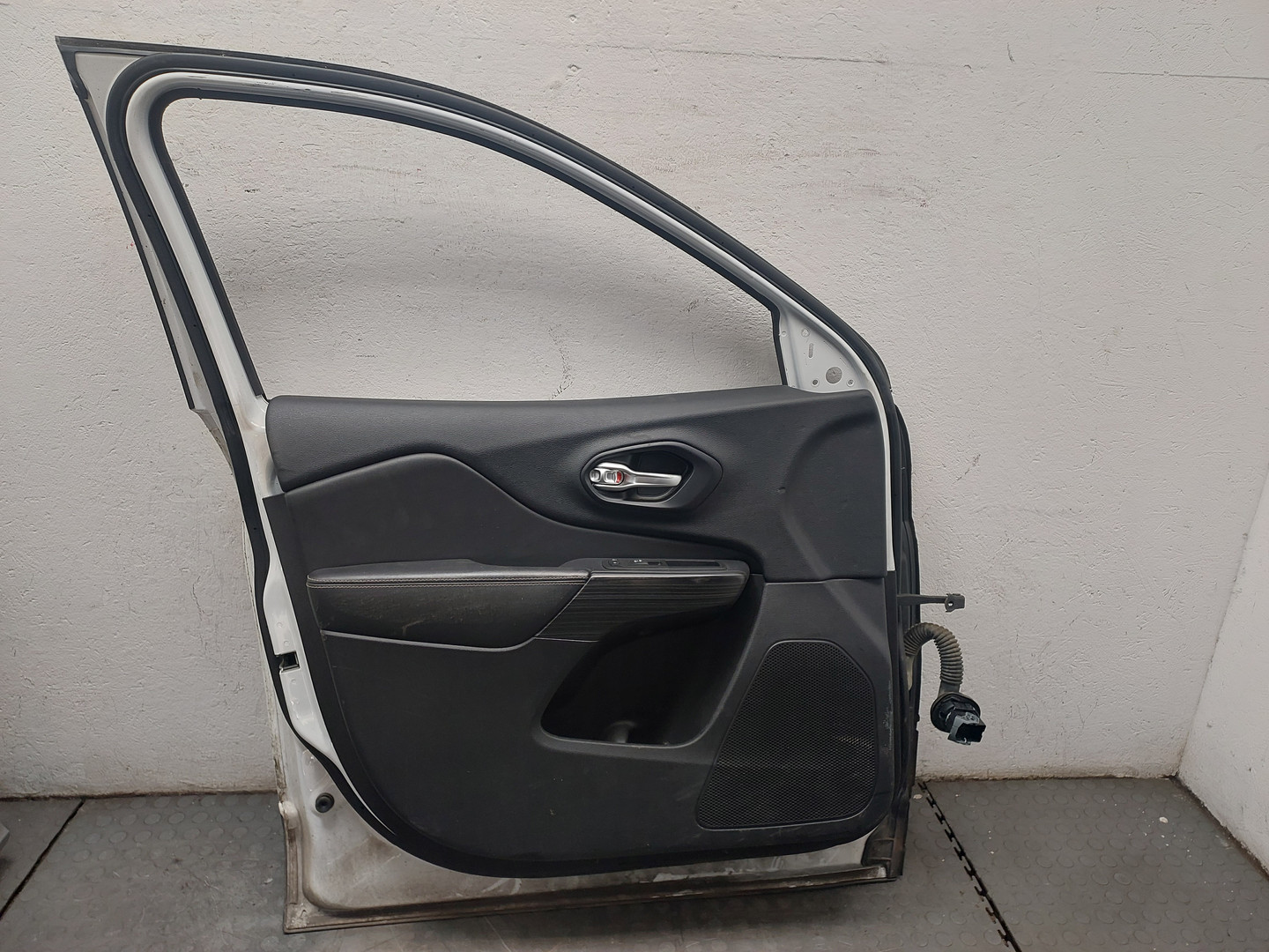 Дверь передняя левая