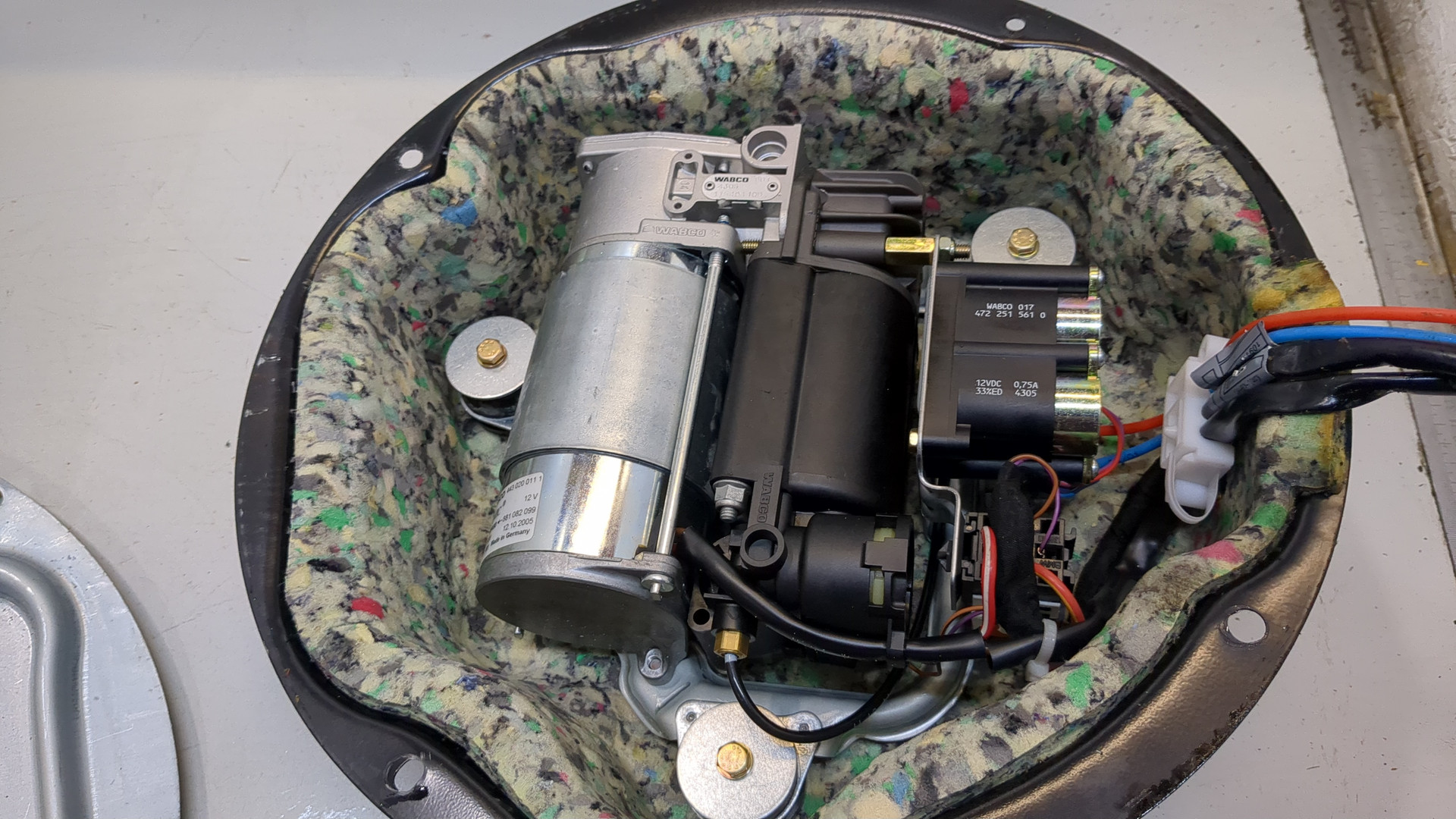 Насос регулировки подвески