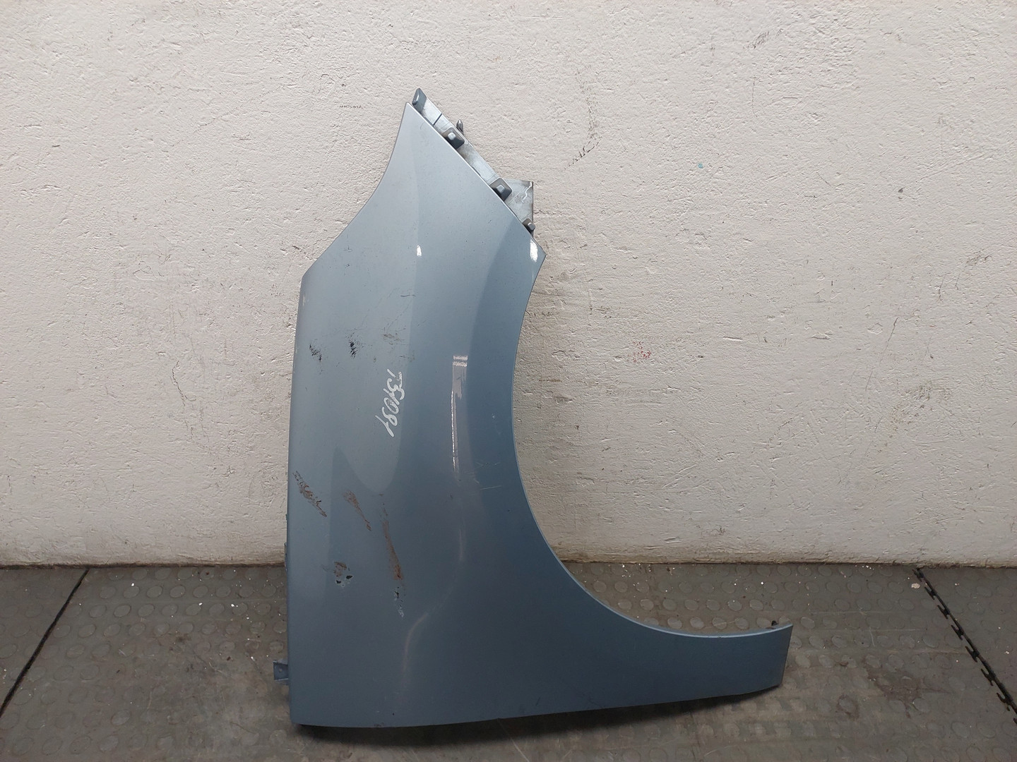 Крыло переднее правое