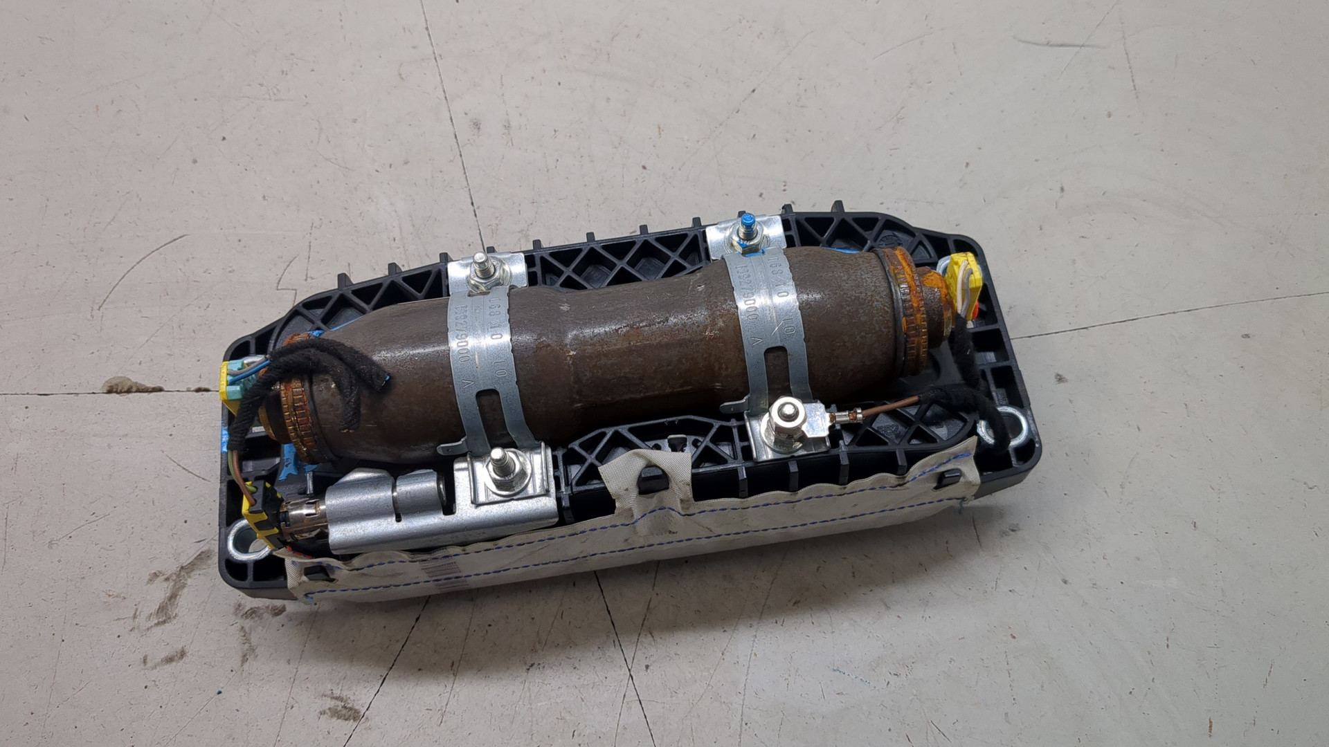 Подушка безопасности пассажирская (в торпедо)