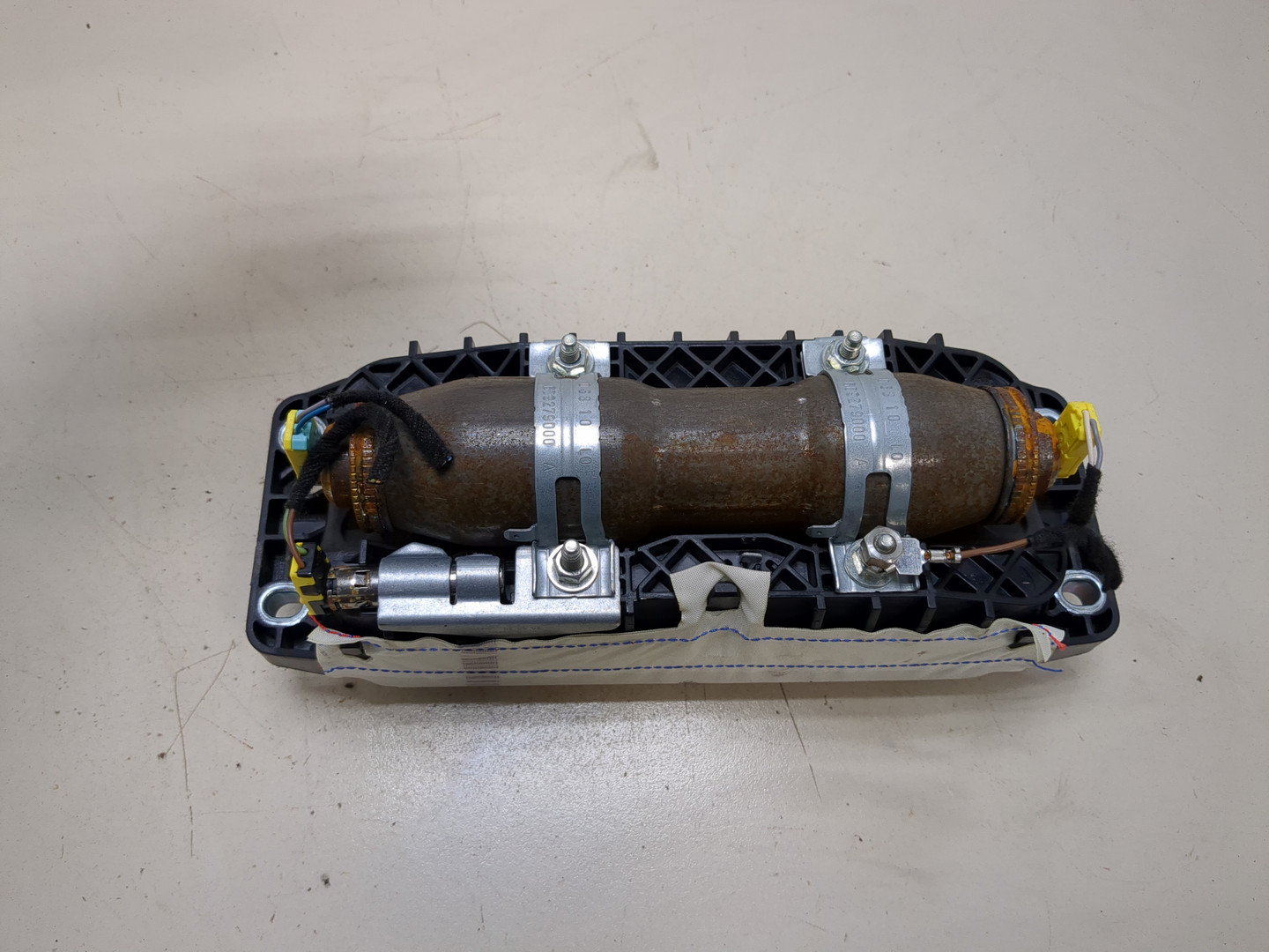 Подушка безопасности пассажирская (в торпедо)