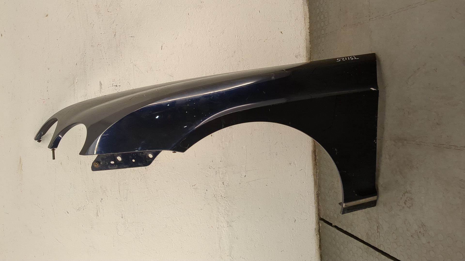 Крыло переднее левое