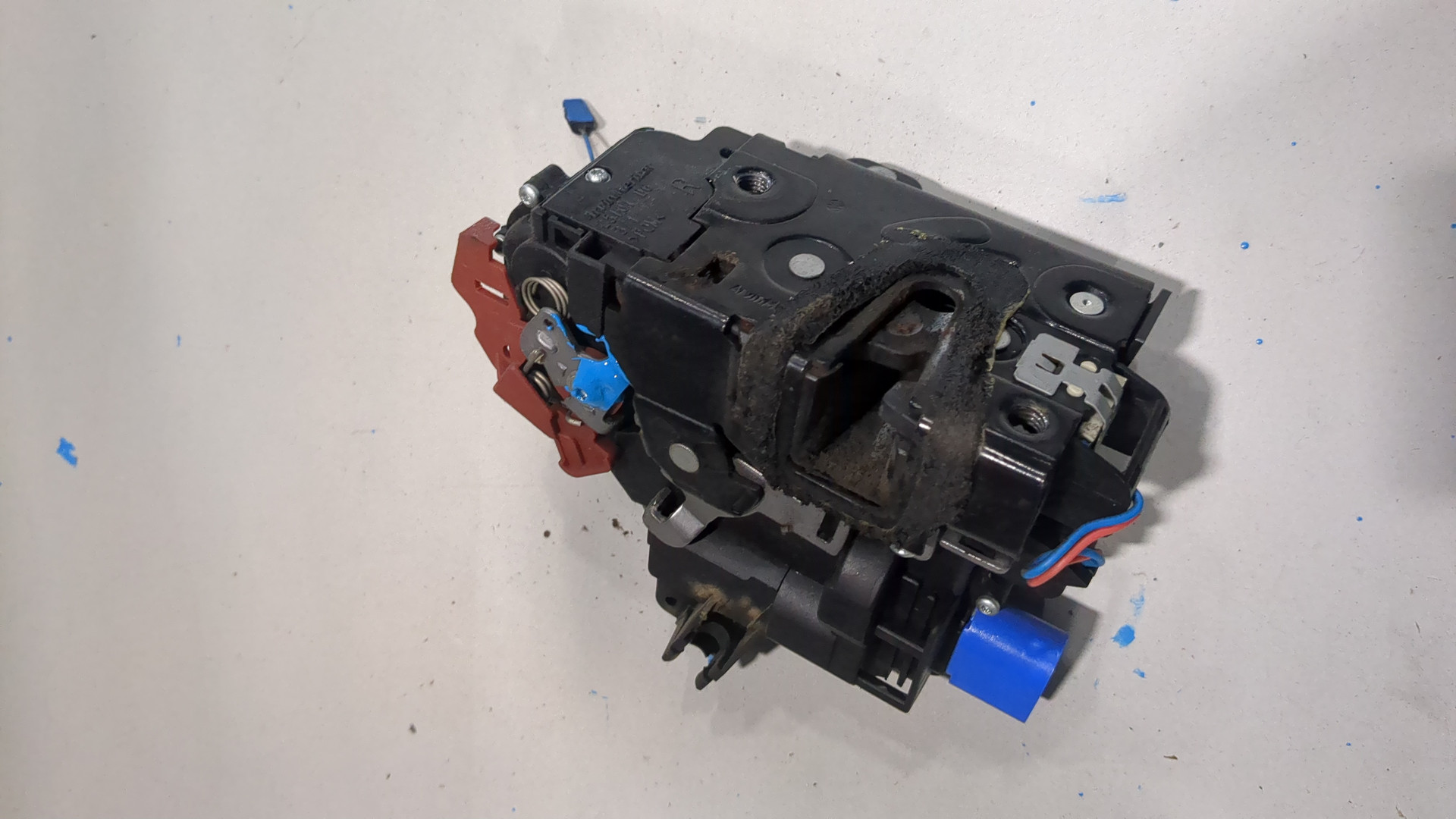 Замок двери передней правой