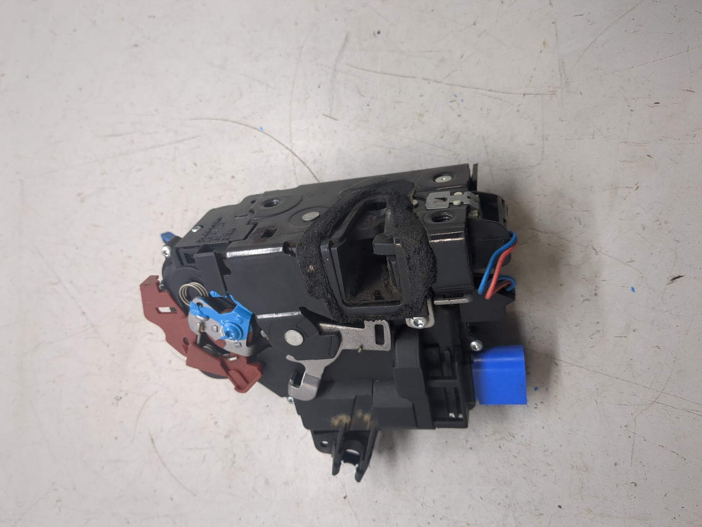 Замок двери передней правой