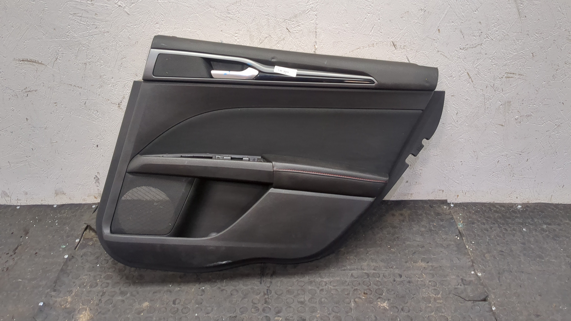 Обшивка двери задней правой