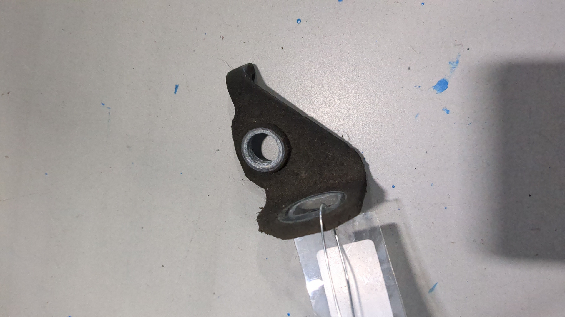 Петля двери