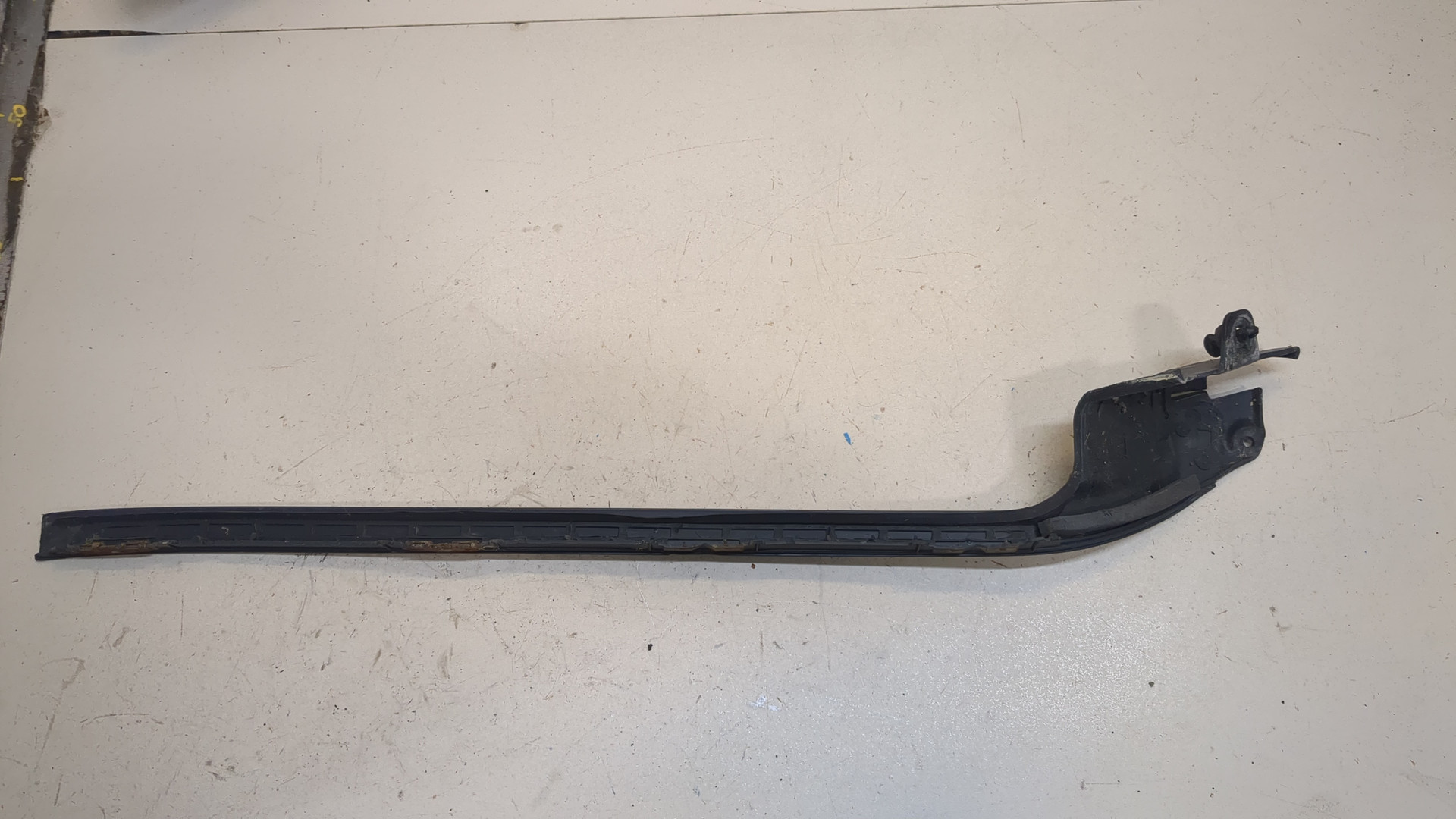 Молдинг лобового стекла