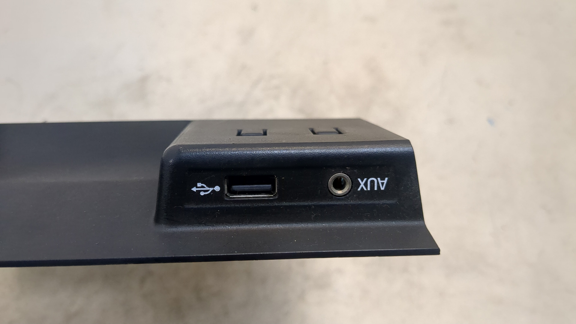 Гнездо AUX / USB IN