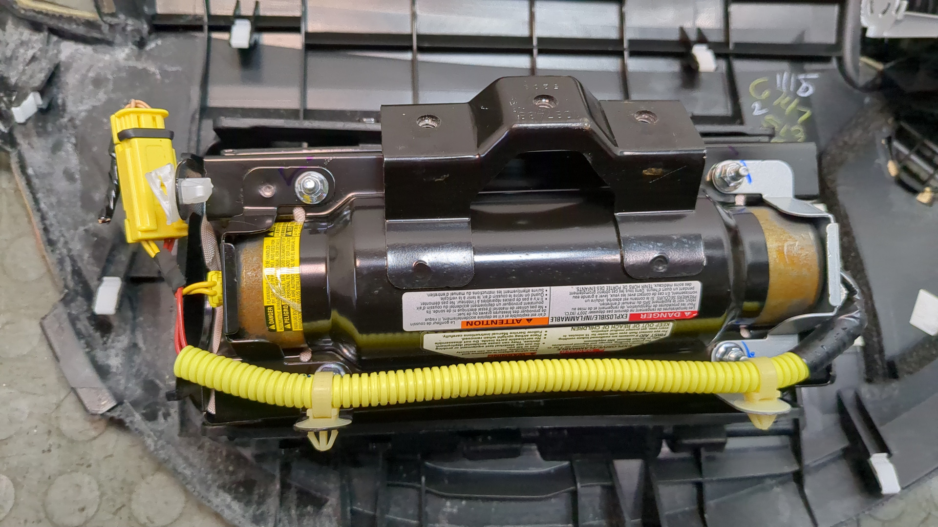 Подушка безопасности пассажирская (в торпедо)