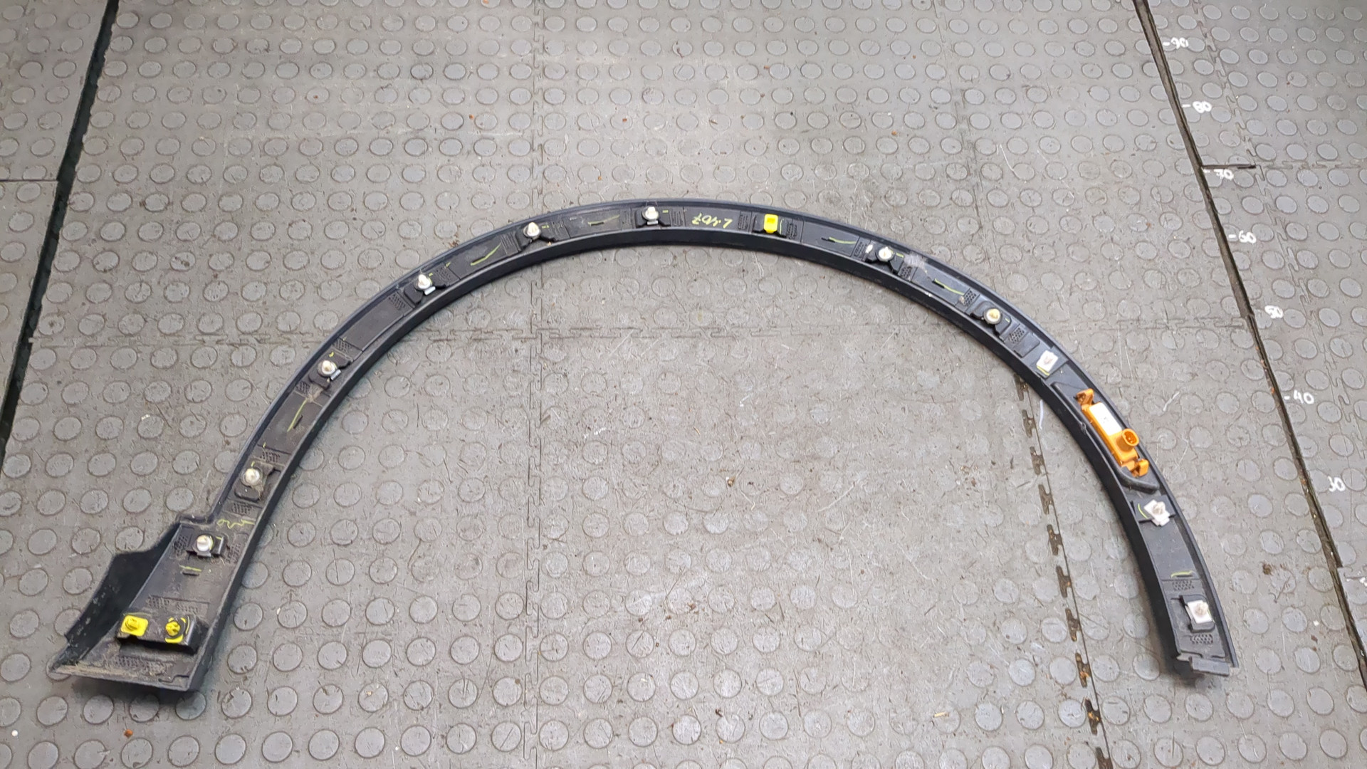 Накладка переднего крыла левого