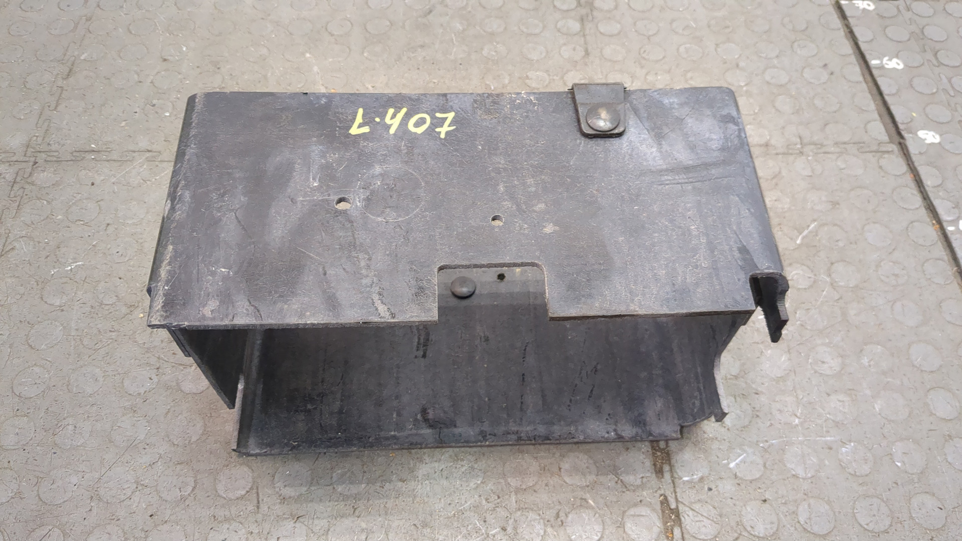 Площадка под аккумулятор (АКБ)