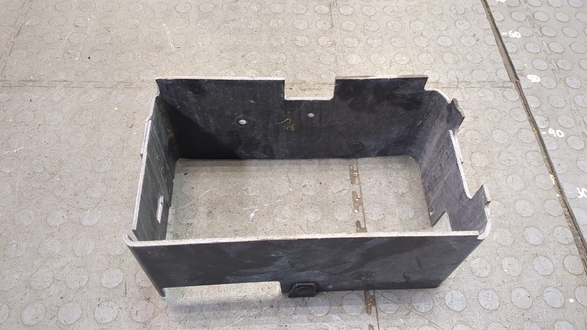 Площадка под аккумулятор (АКБ)