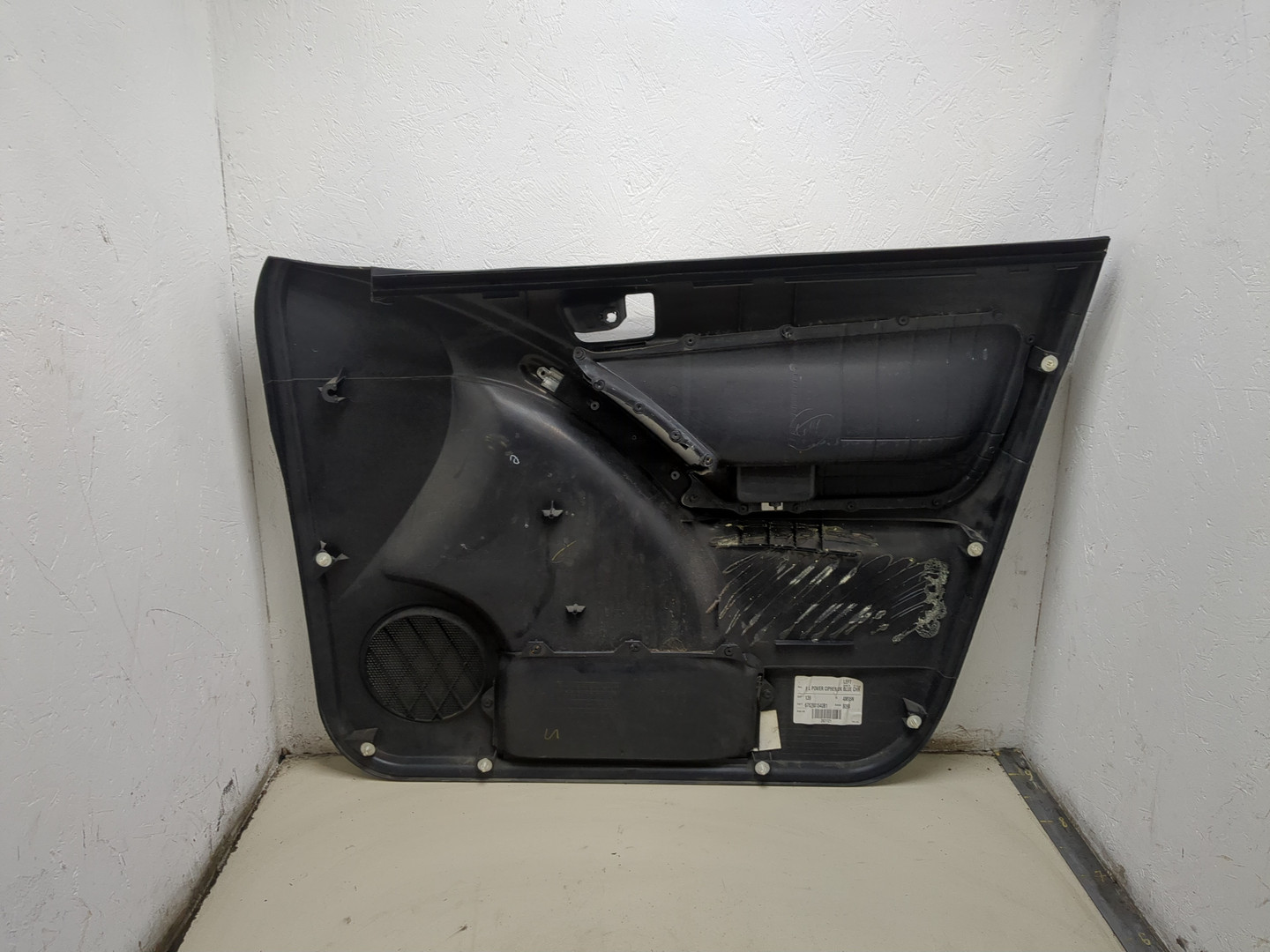 Обшивка двери передней левой