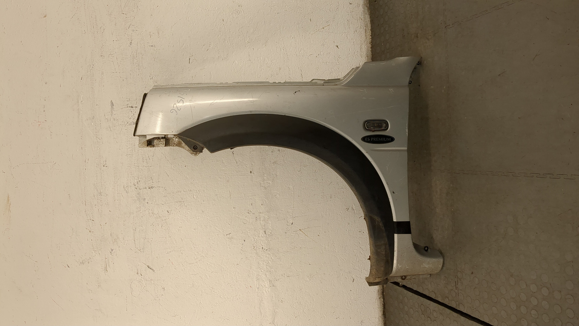 Крыло переднее левое