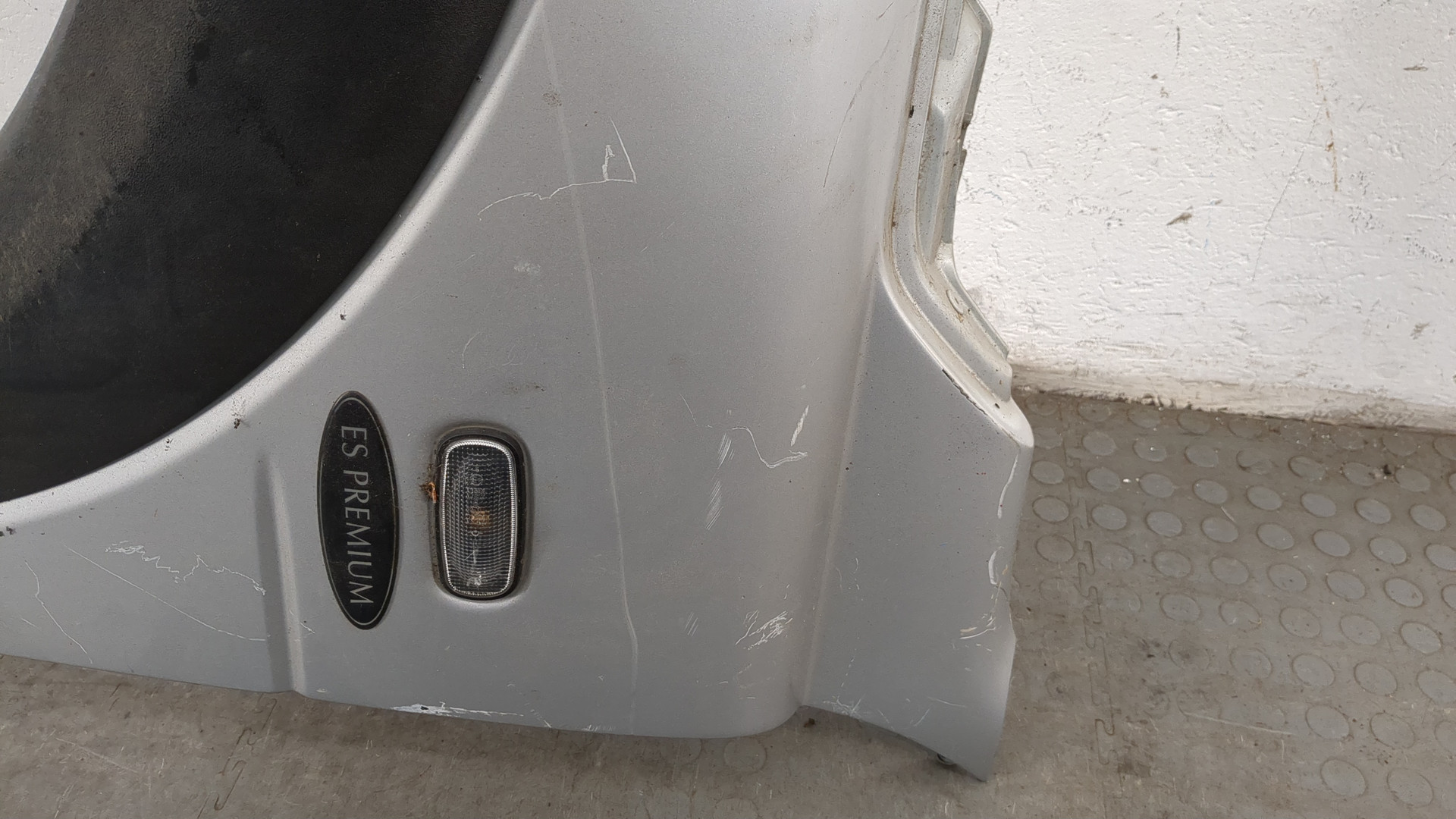 Крыло переднее левое