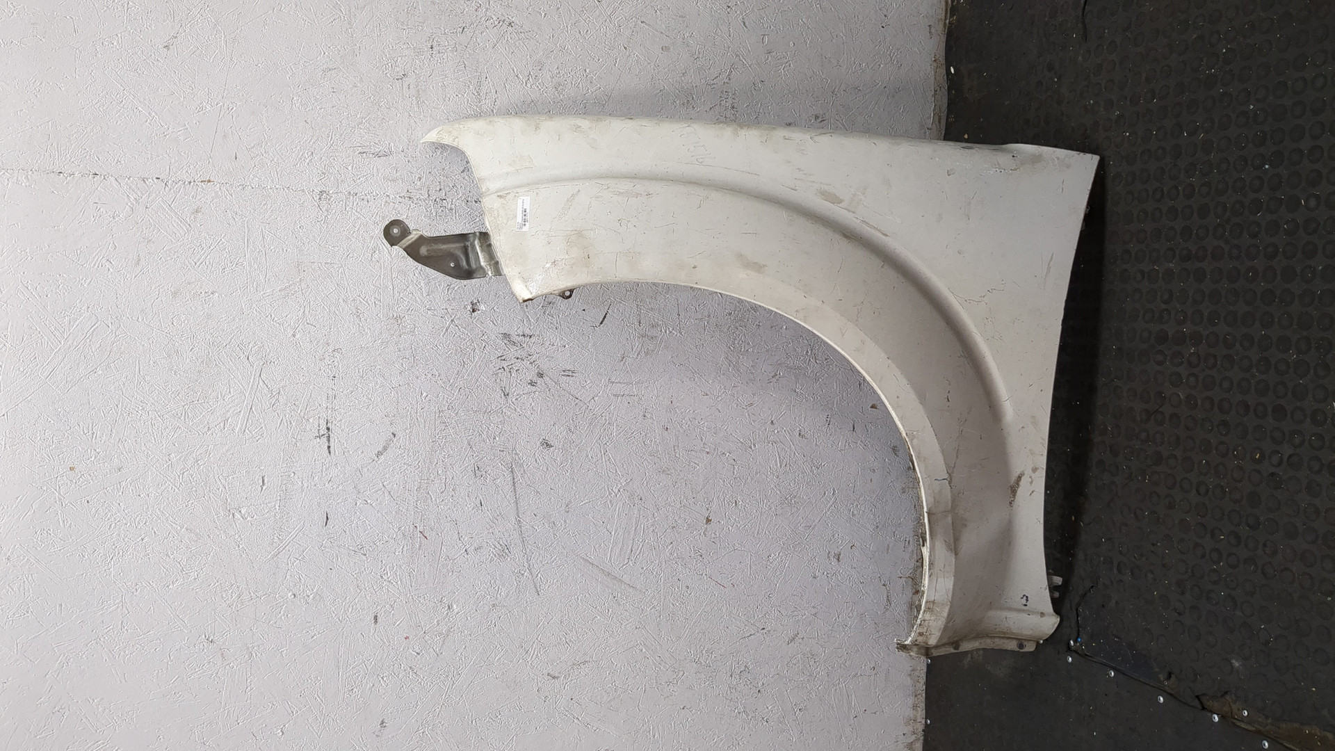 Крыло переднее левое