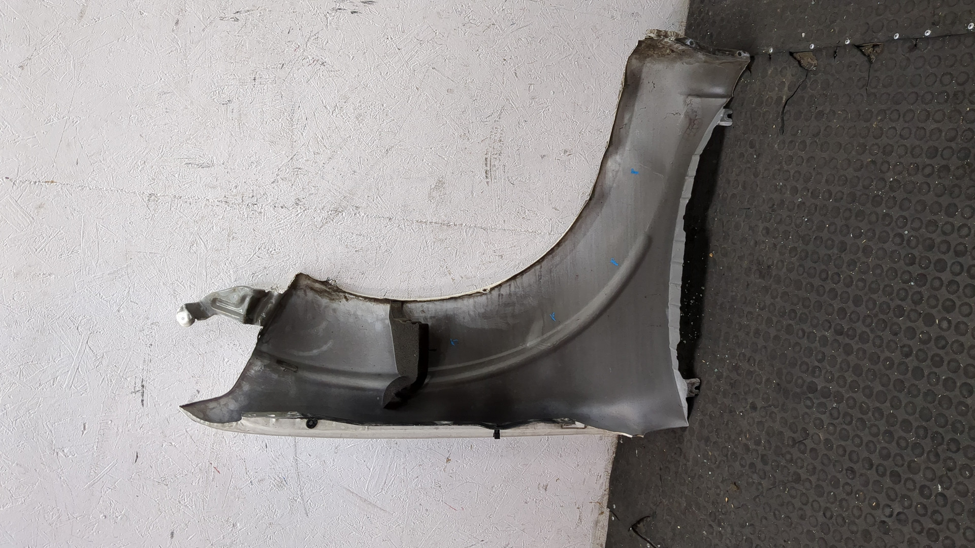 Крыло переднее левое