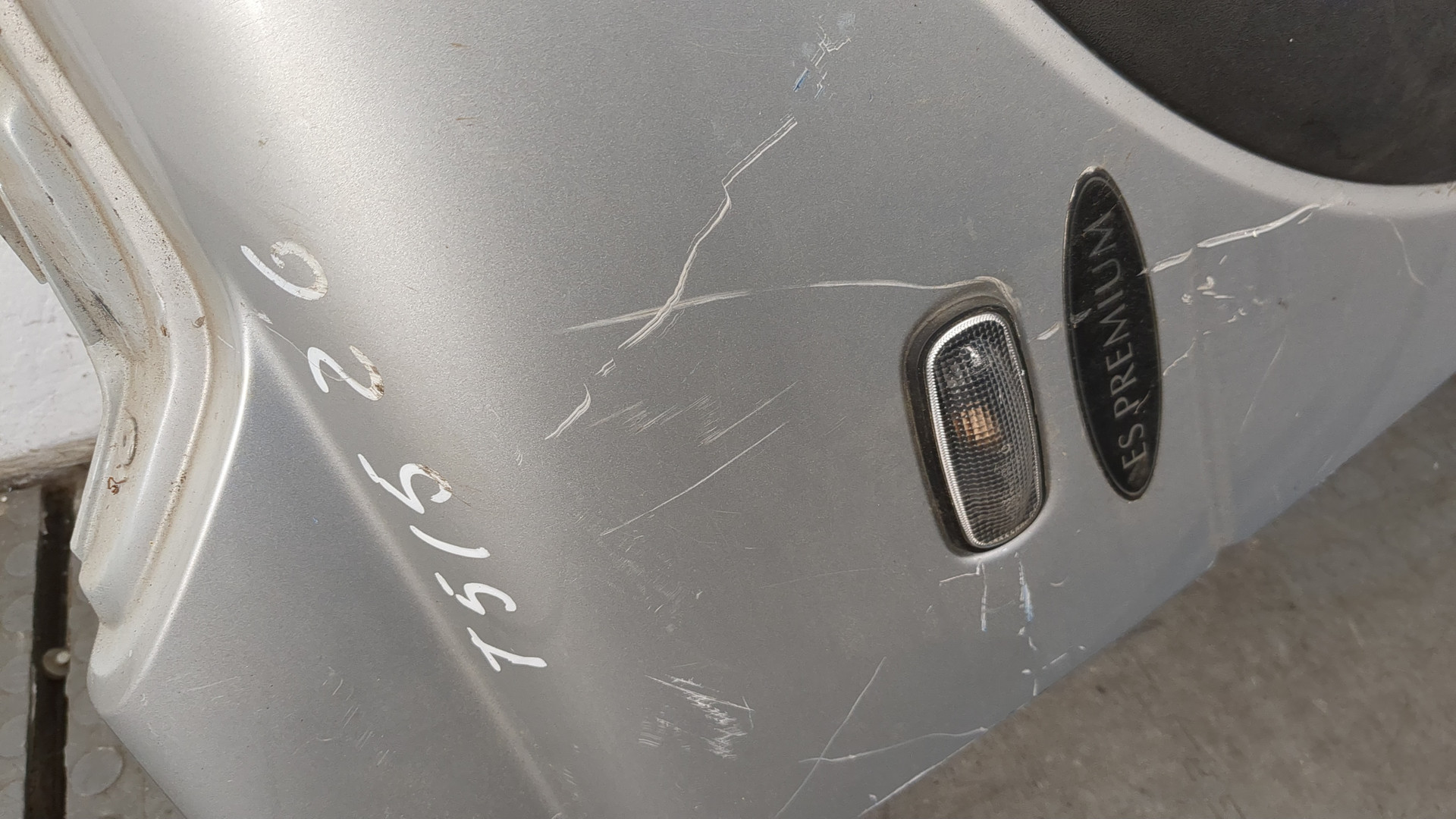 Крыло переднее правое