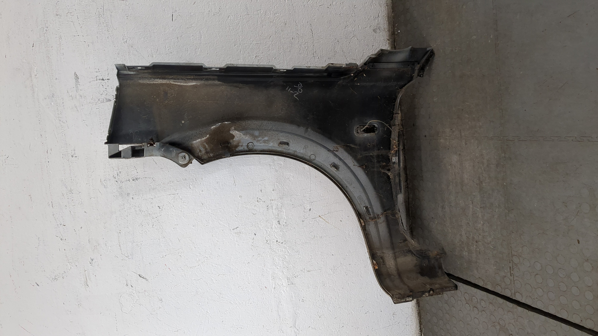 Крыло переднее правое