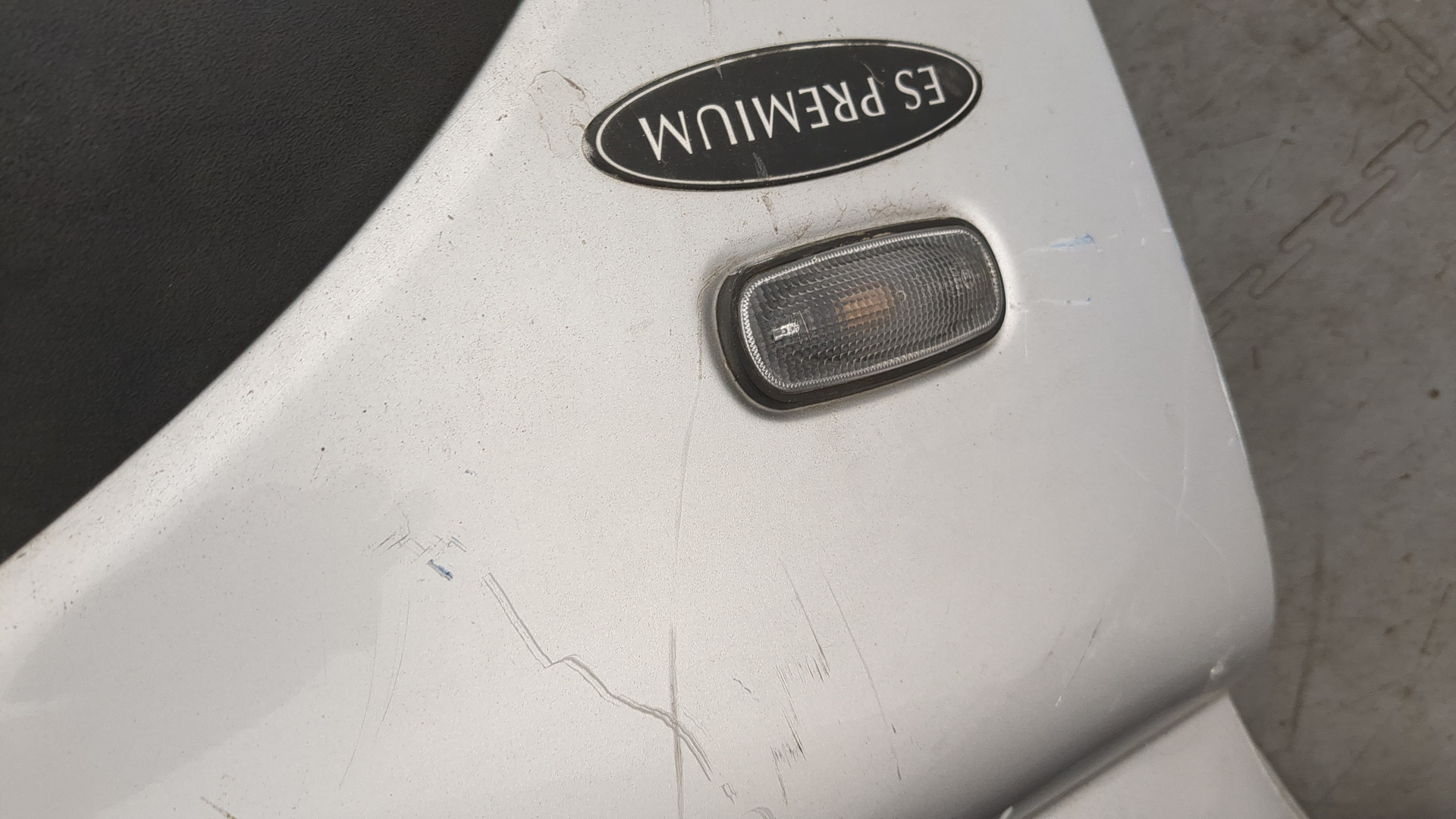 Крыло переднее правое