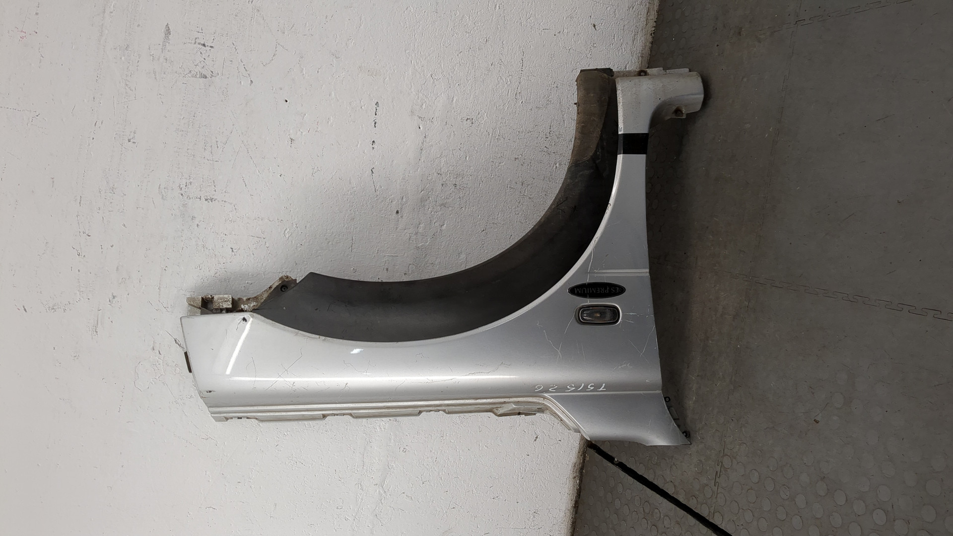 Крыло переднее правое