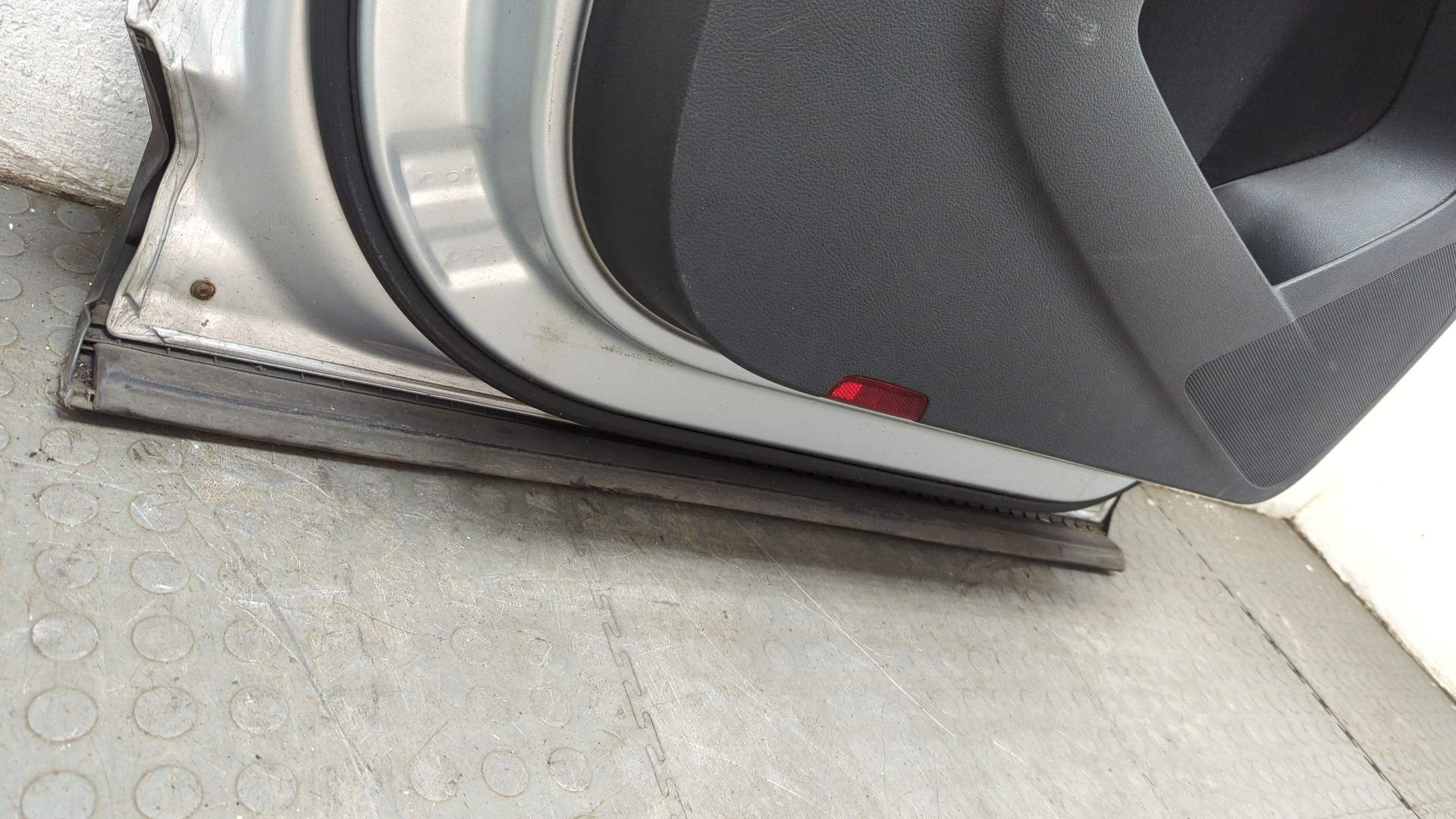 Дверь передняя левая