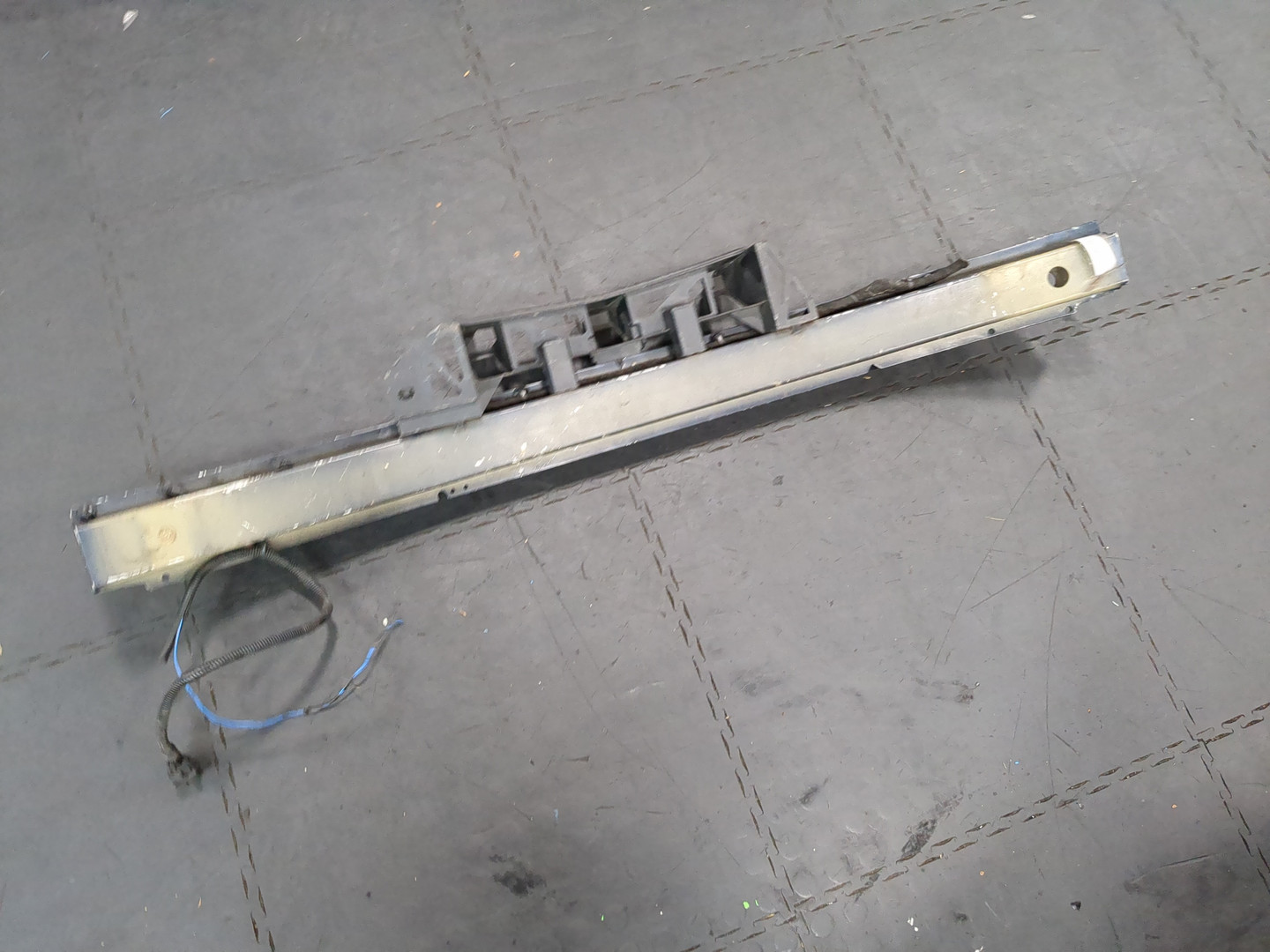 Усилитель переднего бампера