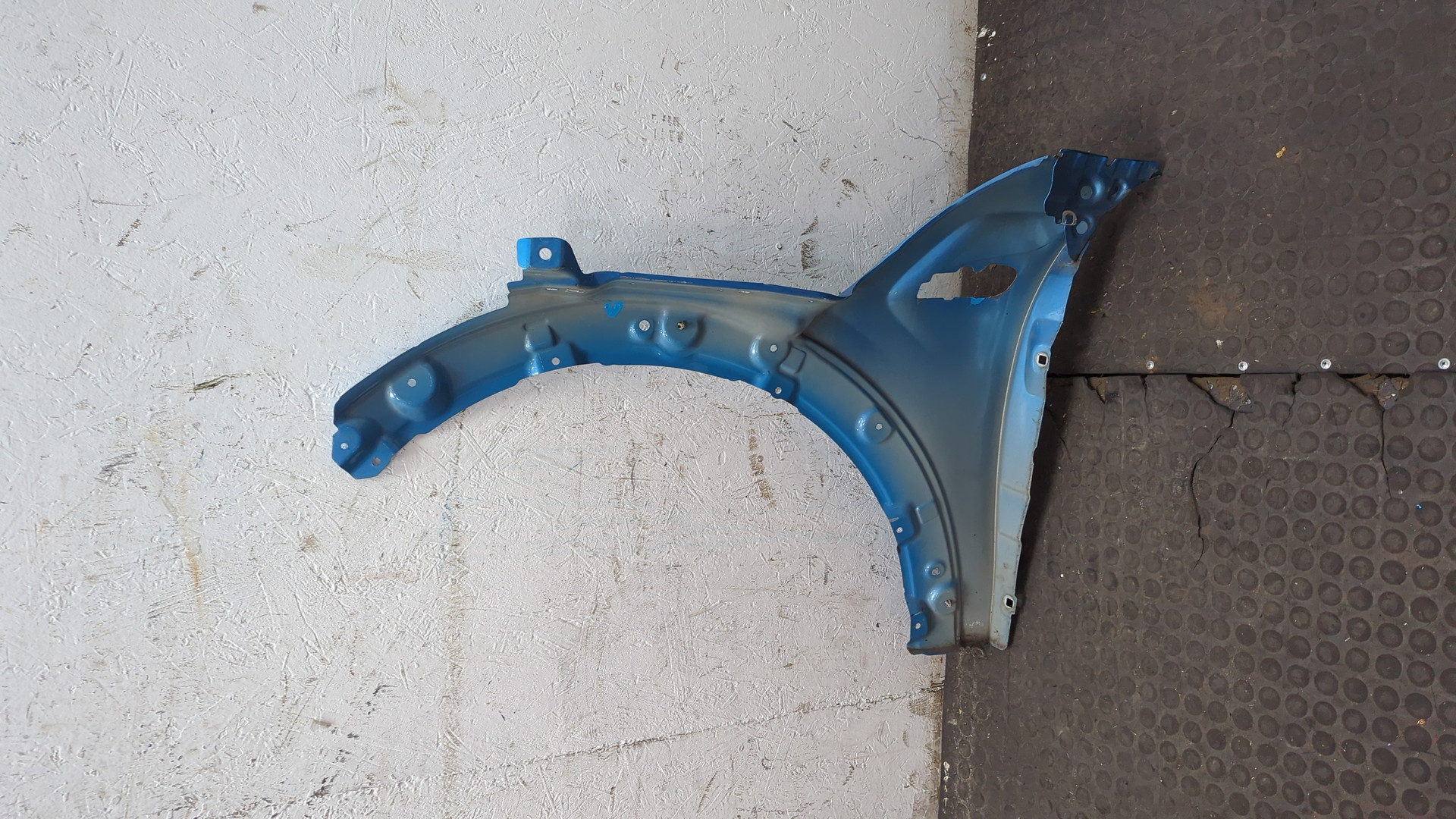 Крыло переднее правое