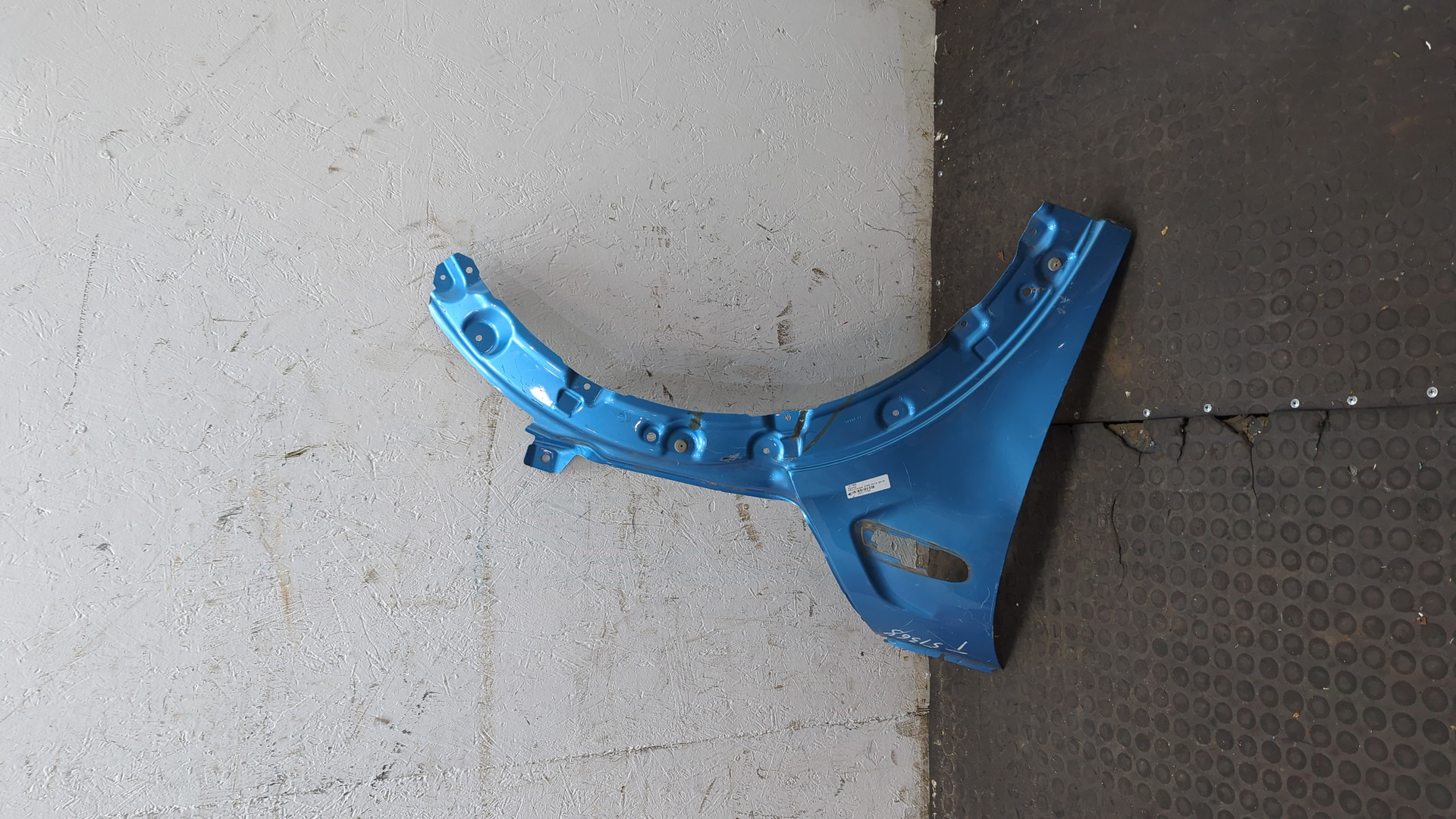 Крыло переднее правое