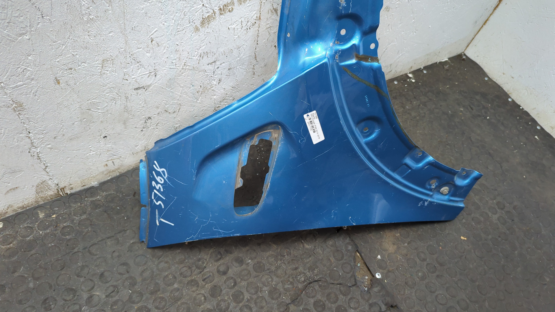 Крыло переднее правое