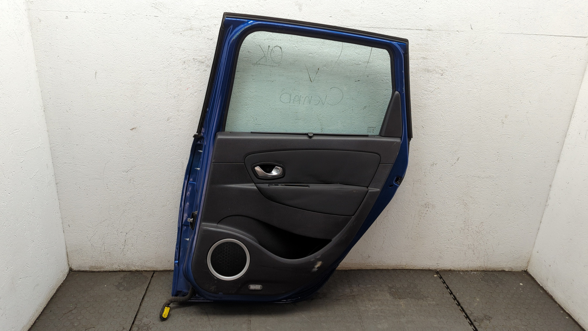 Дверь задняя правая