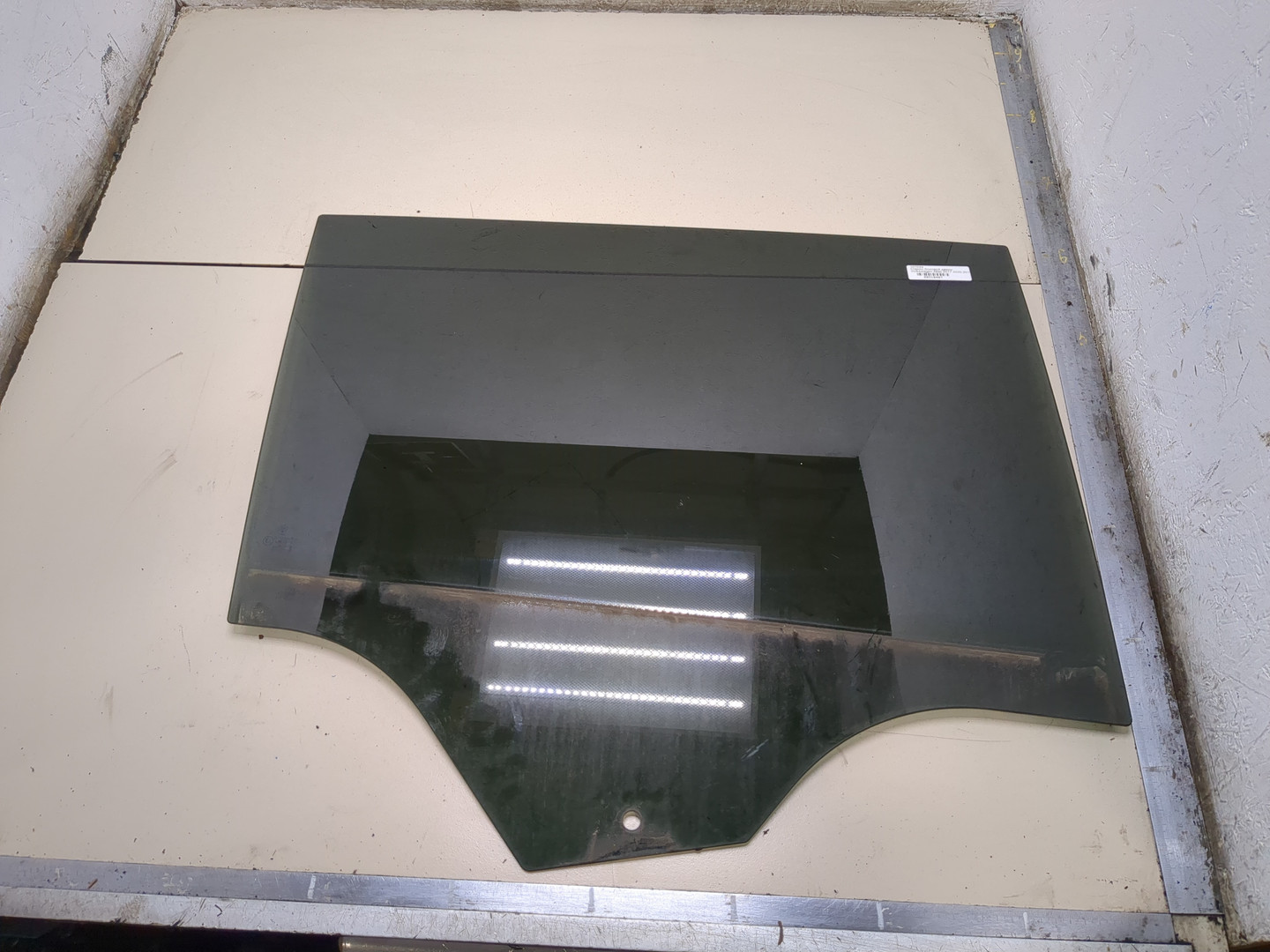 Стекло двери задней правой