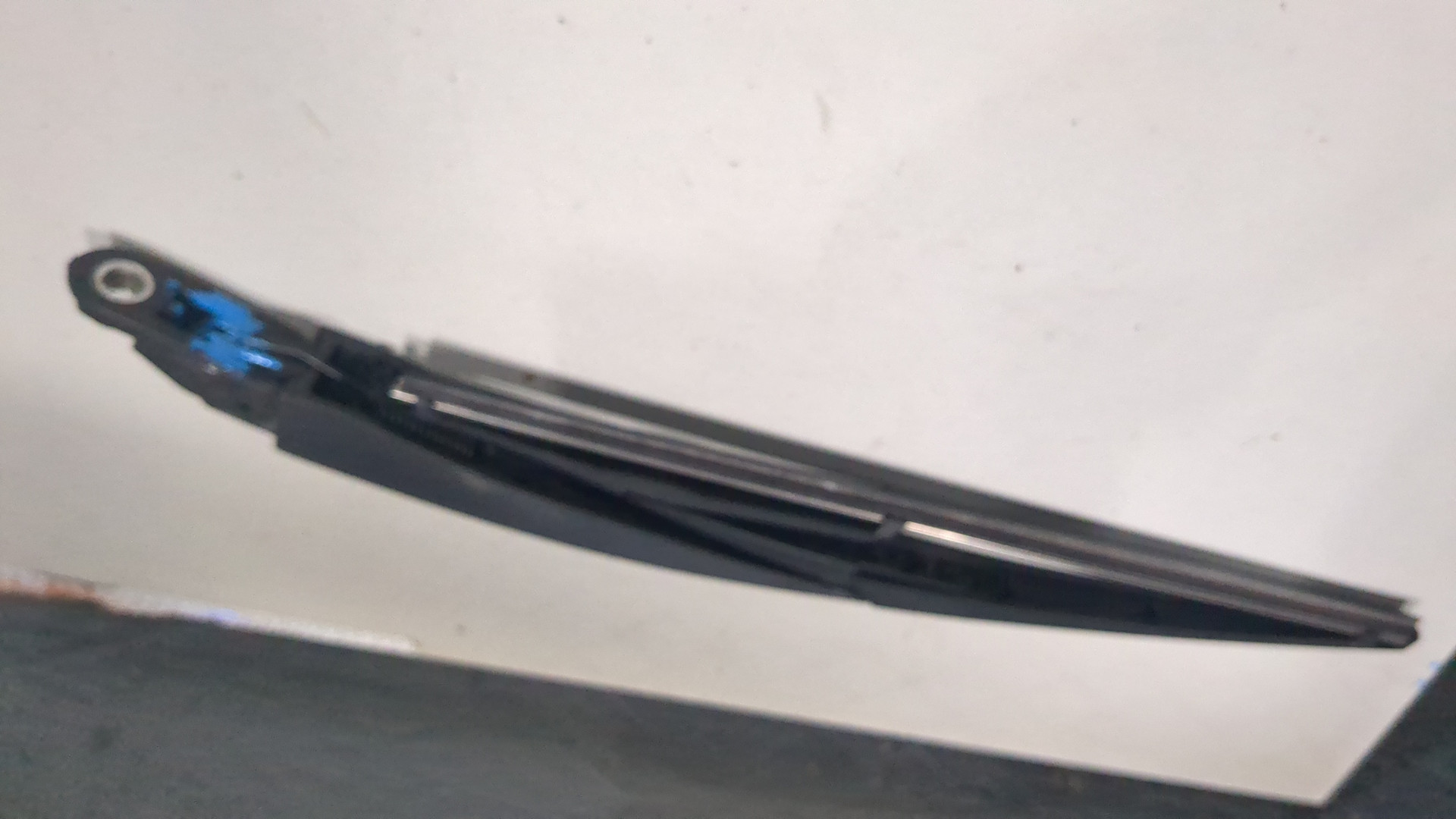 Поводок стеклоочистителя заднего