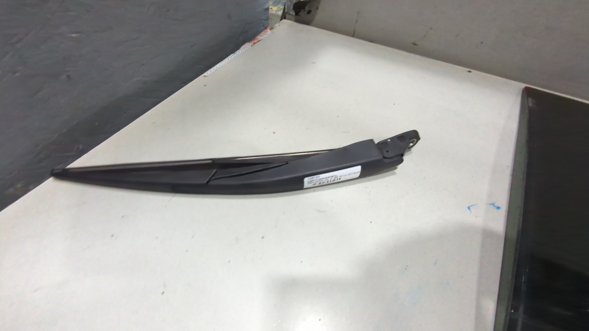 Поводок стеклоочистителя заднего