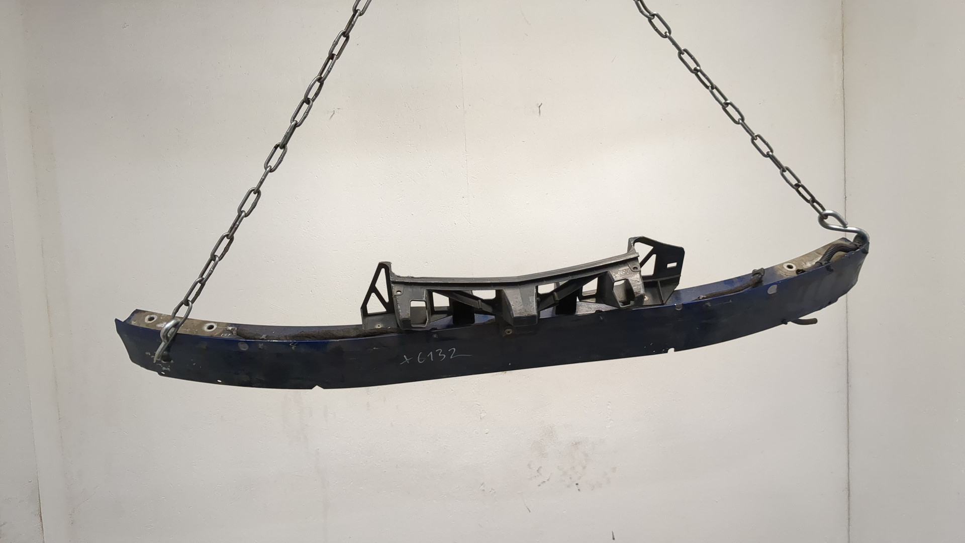 Усилитель переднего бампера